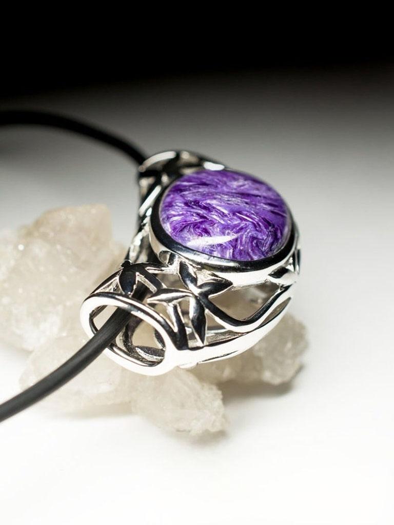 Artigiano Ciondolo in argento di Charoite, gemma viola naturale, regalo di gioielli unisex di qualità in vendita