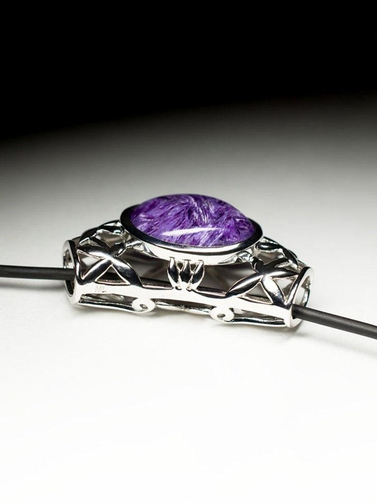 Taglio ovale Ciondolo in argento di Charoite, gemma viola naturale, regalo di gioielli unisex di qualità in vendita
