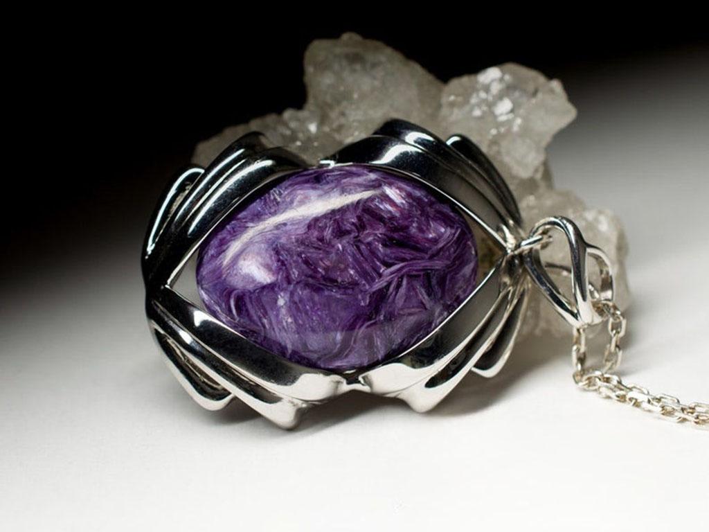 Ciondolo in argento con Charoite naturale
Peso del ciondolo - 12,6 grammi
lunghezza del ciondolo - 1,77 in / 45 mm
Misure della pietra - 0,28 x 0,67 x 0,98 in / 7 х 17 х 25 mm