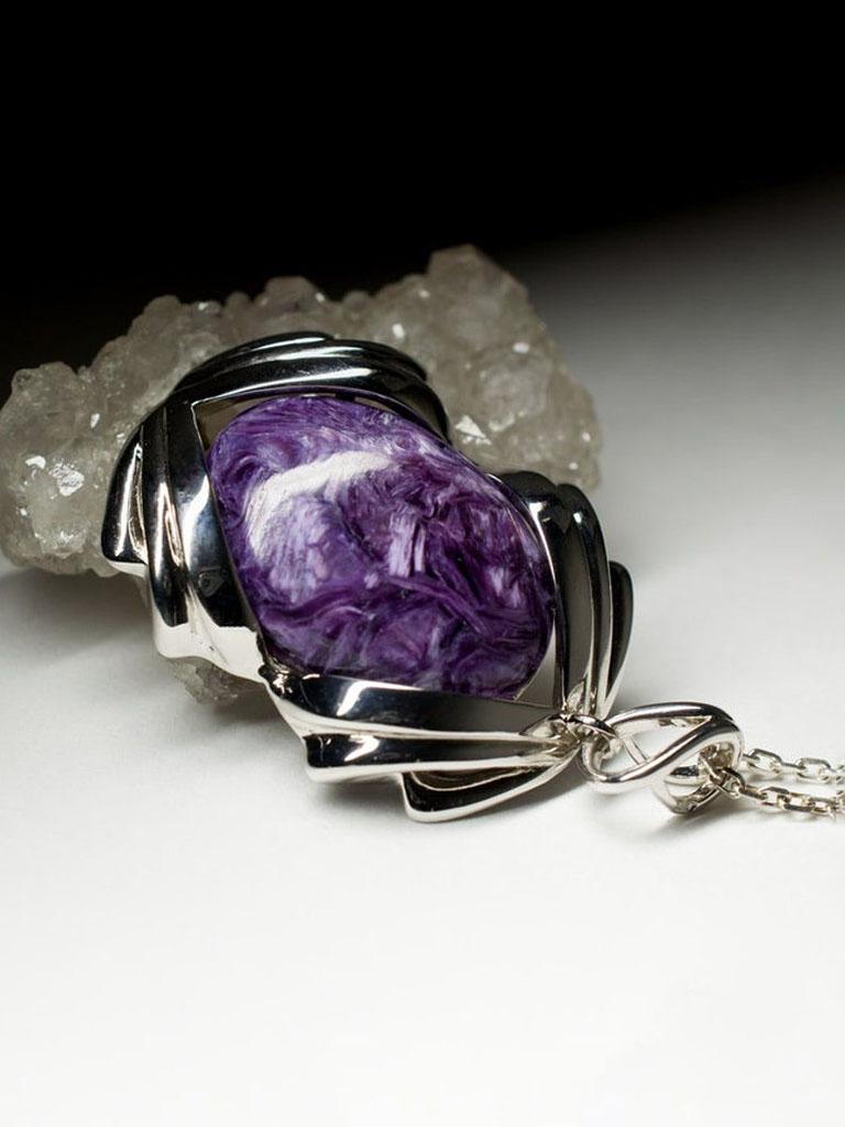 Ciondolo in argento di Charoite, gemma naturale ultravioletta Gioielli unisex di pregio in vendita 2