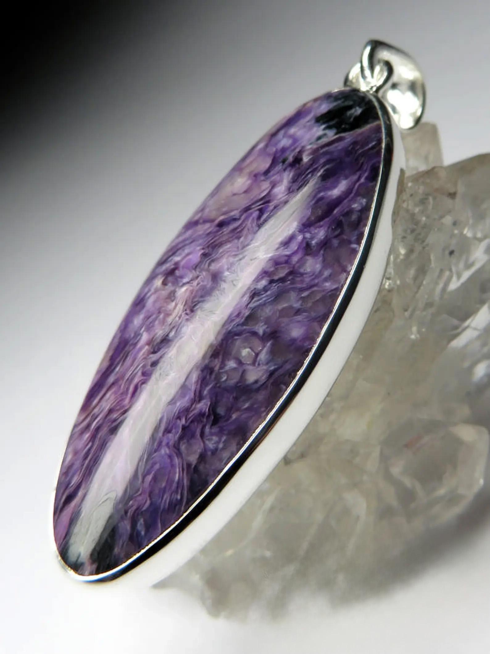 Ciondolo in argento con Charoite naturale con inclusioni
Misure della pietra - 0,24 х 0,67 х 1,54 in / 6 х 17 х 39 mm
Peso del ciondolo: 8,4 grammi
Peso della pietra - 28 carati
altezza del pendente - 1,97 in / 50 mm