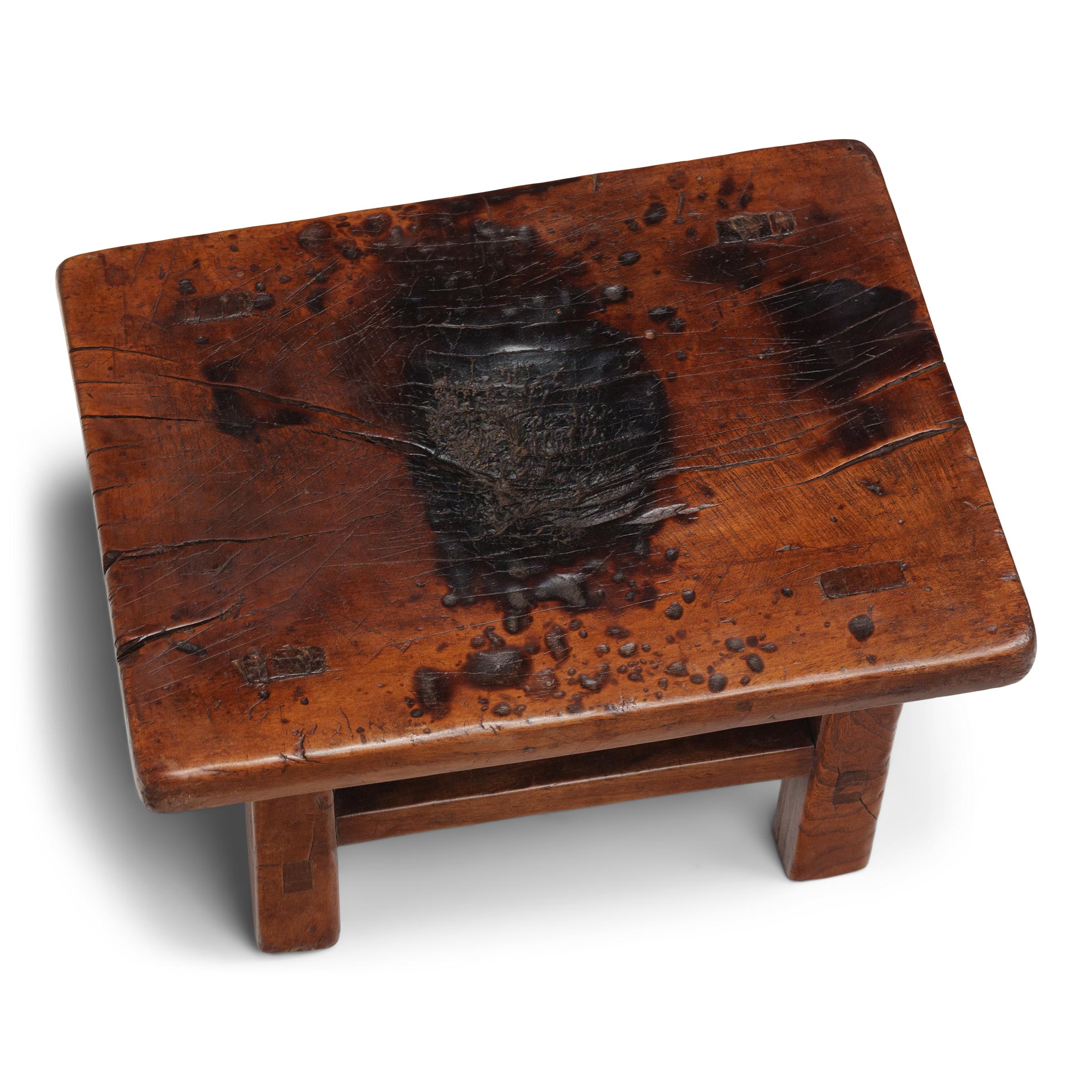 Charred chinesischer Küchenhocker, um 1850 (Chinesisch) im Angebot