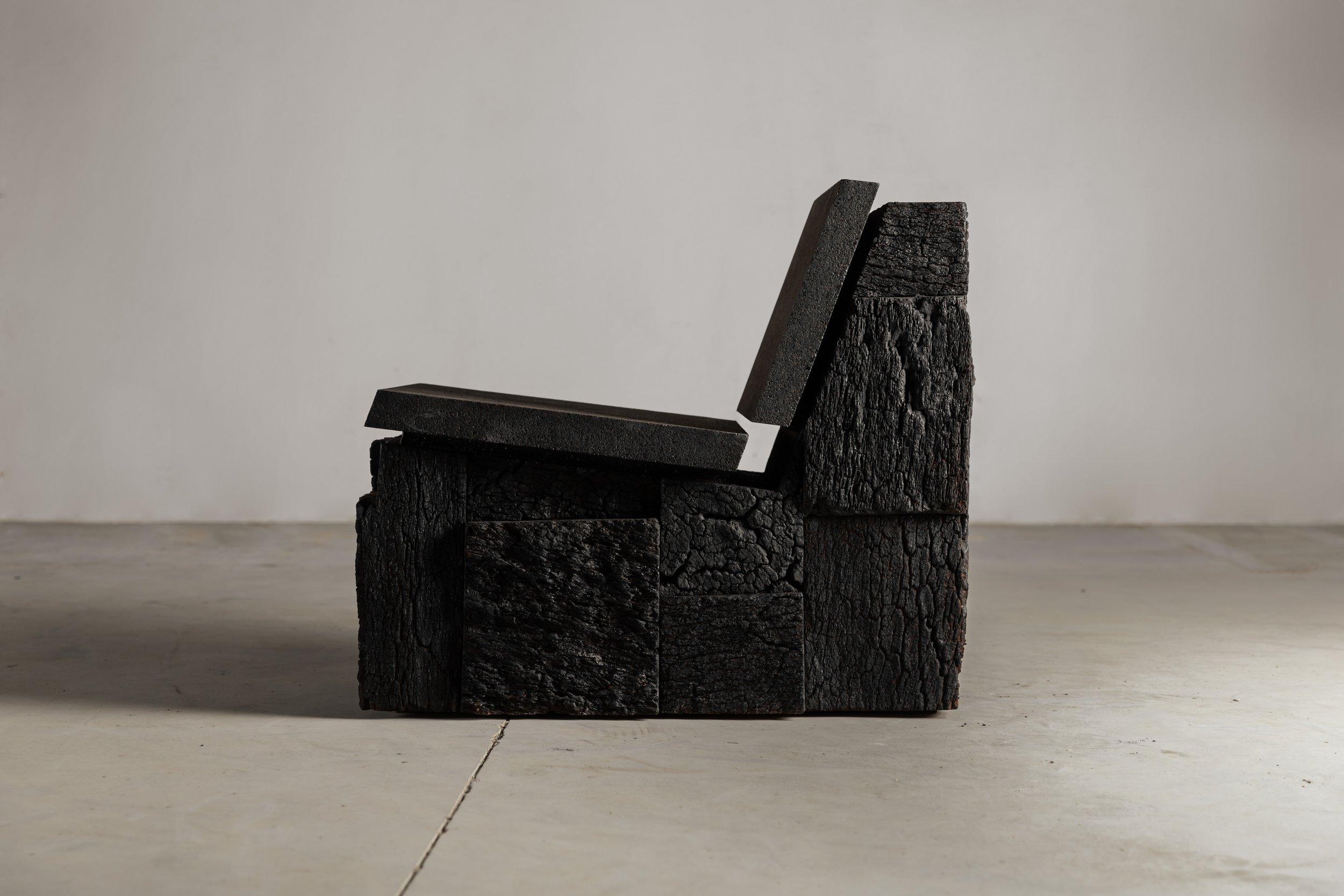 La chaise longue Corcho de Vasco Fragoso Mendes est une pièce artisanale fabriquée à Lisbonne, qui met en valeur l'approche architecturale et intuitive de l'artiste en matière de fabrication de meubles. Cette chaise se distingue par l'utilisation de