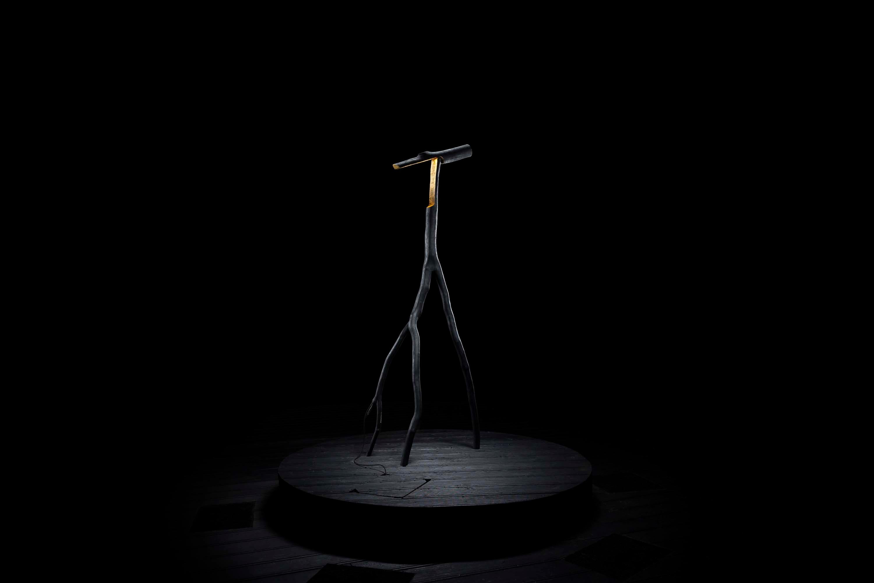 Lámpara de pie Snappy Tree Friend Charred & Gold de Marco Iannicelli
Dimensiones: An 45-70 x L 45-70 x Al 185-210 cm
Materiales: Madera.
Peso: 20 Kg. 

Marco Iannicelli es un artista independiente del diseño de productos.
Su estudio se fundó en
