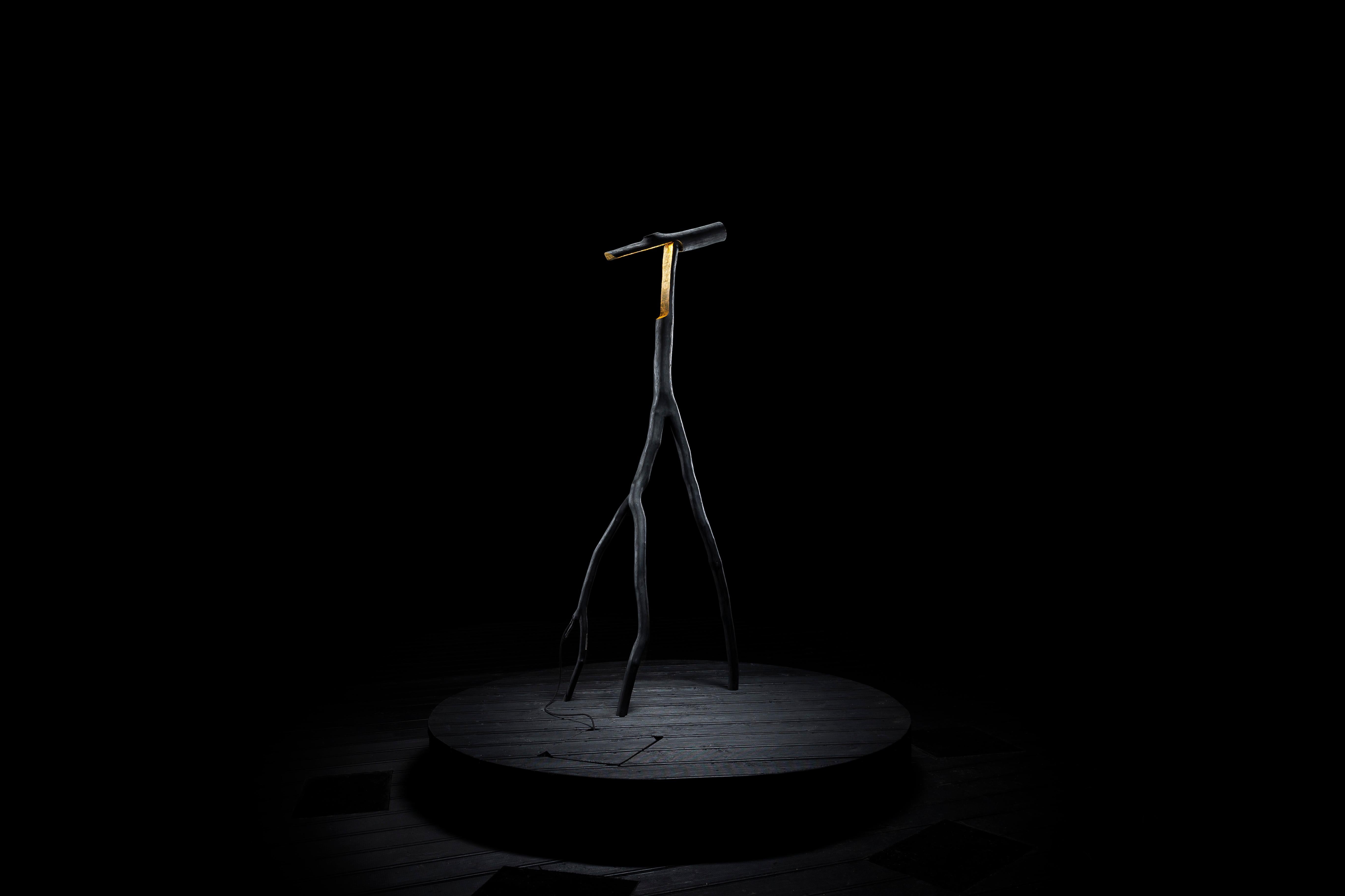 Lámpara de pie Snappy Tree Friend Charred & Gold de Marco Iannicelli Posmoderno en venta