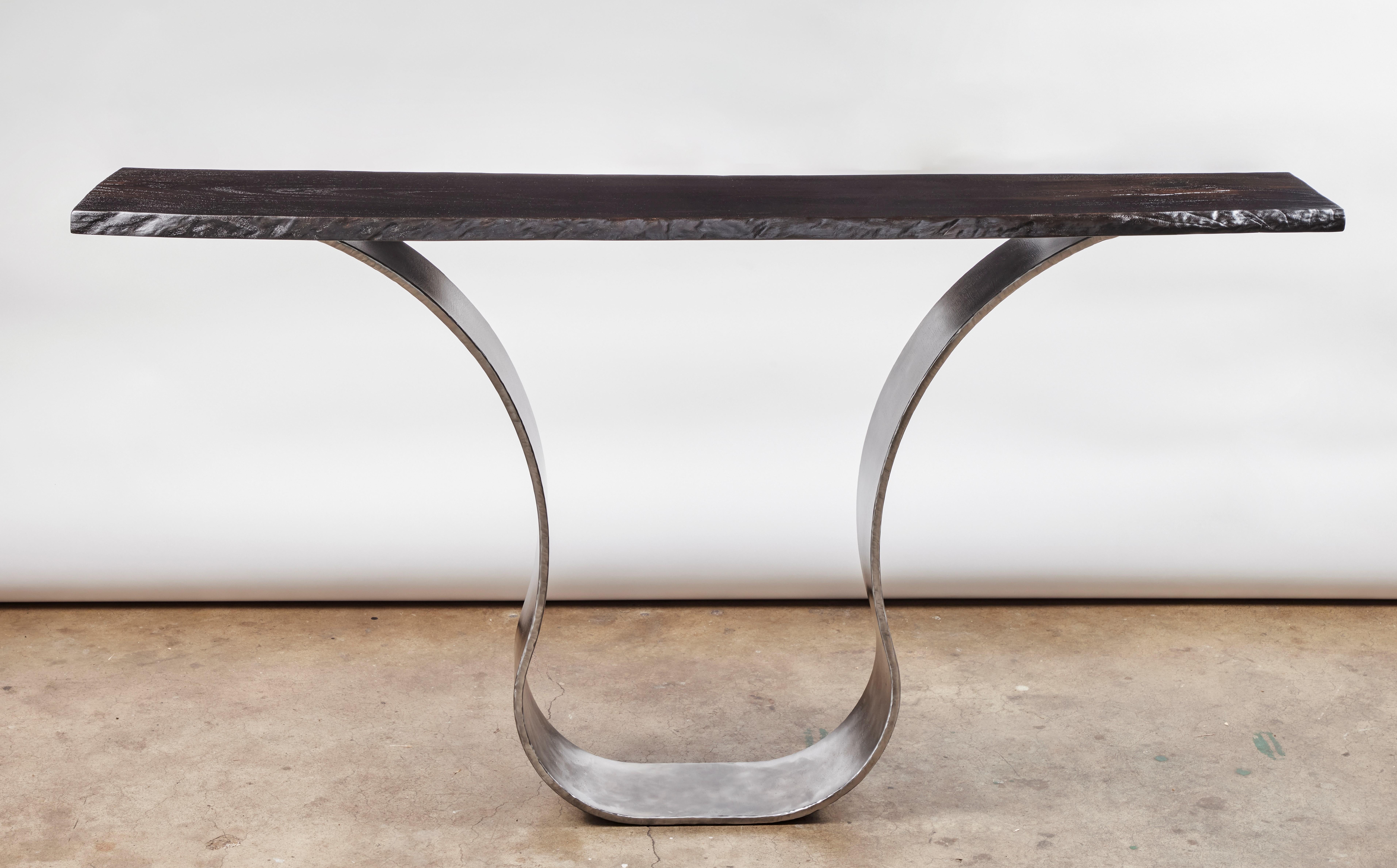 Organique Table console en eucalyptus à bord vif calciné sur base en acier teinté de Carlo Stenta en vente