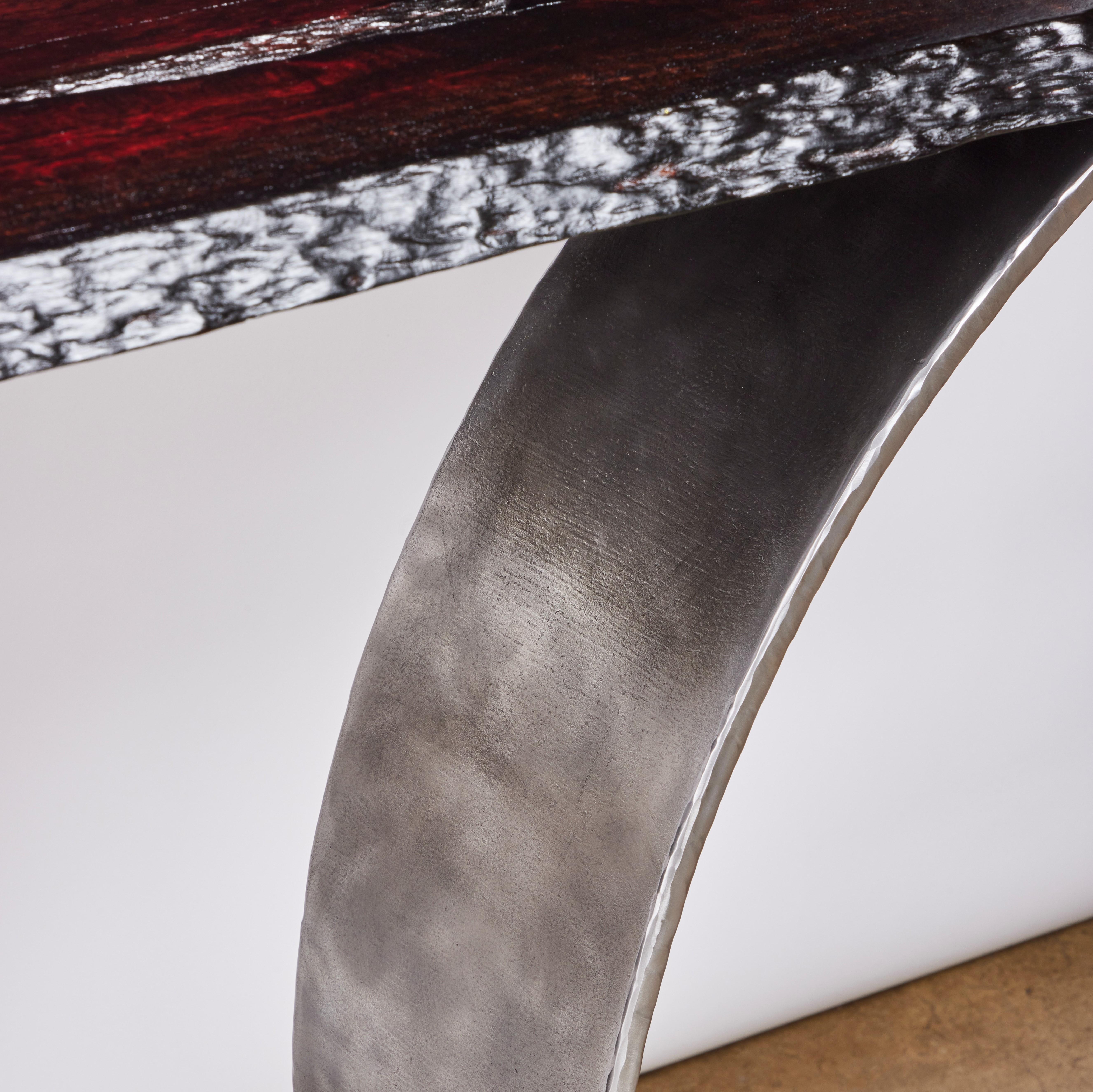 Américain Table console en eucalyptus à bord vif calciné sur base en acier teinté de Carlo Stenta en vente