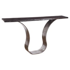 Table console en eucalyptus à bord vif calciné sur base en acier teinté de Carlo Stenta
