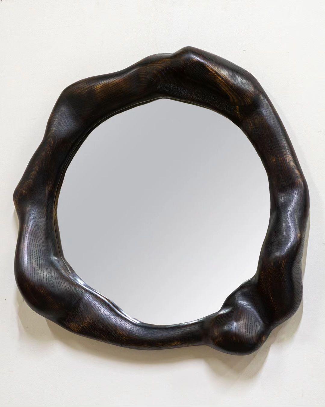 Specchio in Oak Charred di Alexander Knysch
Dimensioni: L 60 x H 60 cm.
Materiali: Oak.

Alexander è nato in Kazakistan nel 1990 e si è trasferito in Germania all'età di 4 anni, dove è cresciuto vicino a Stoccarda con i suoi genitori e due fratelli.