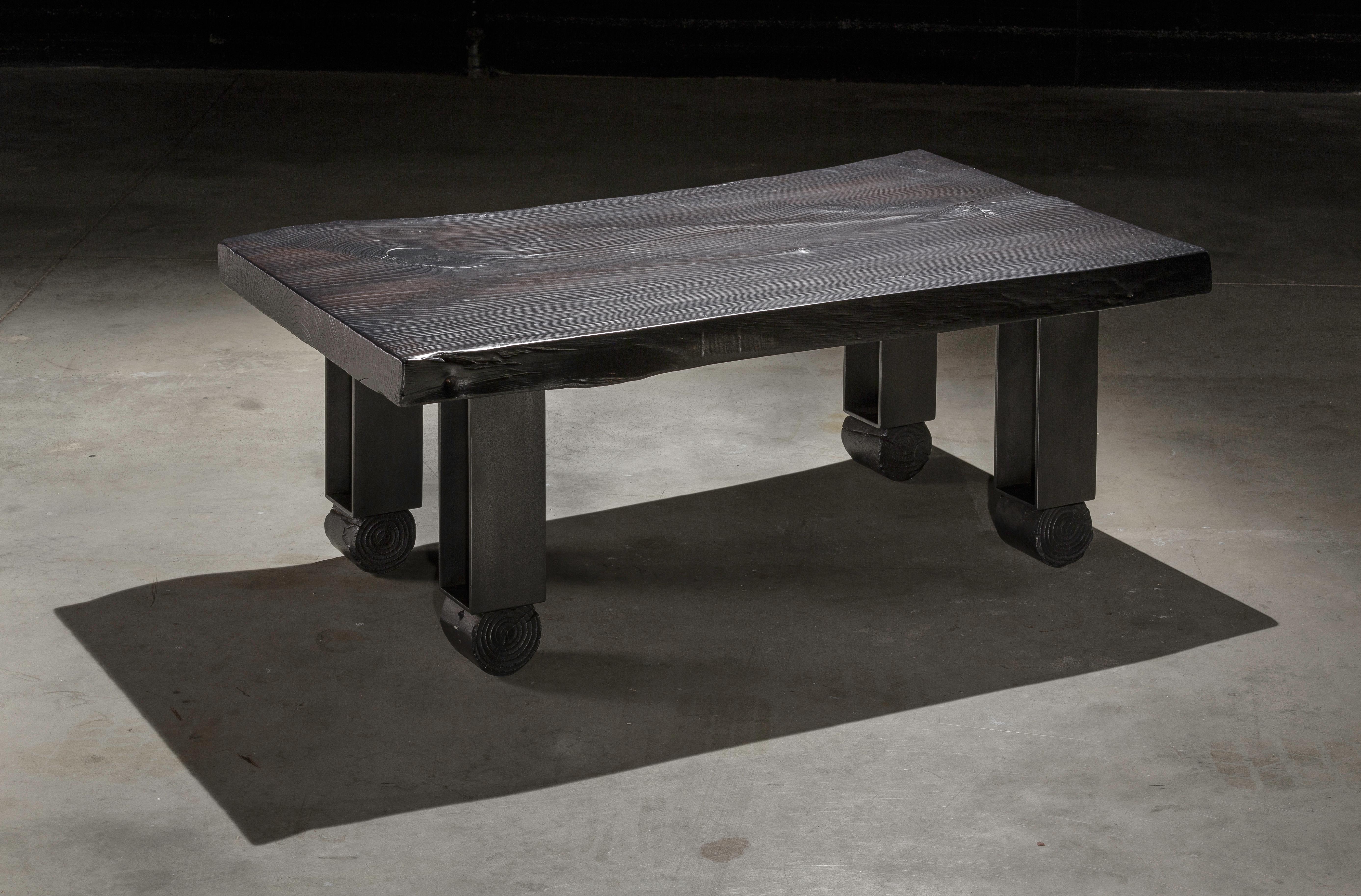 Américain Table basse en pin charré à bord vif avec pieds en acier noir « Willis Coffee Table ». en vente