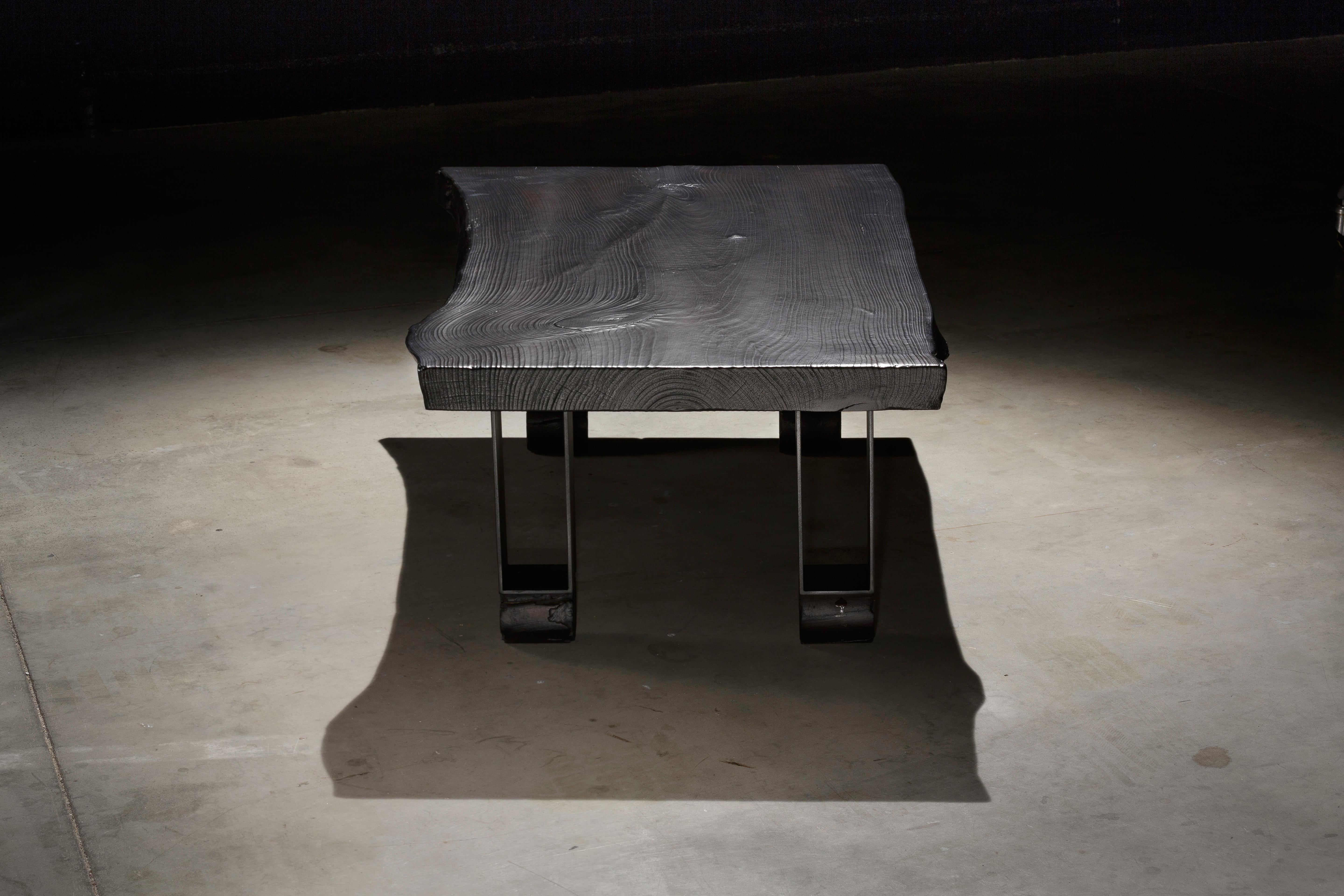 Ferronnerie Table basse en pin charré à bord vif avec pieds en acier noir « Willis Coffee Table ». en vente