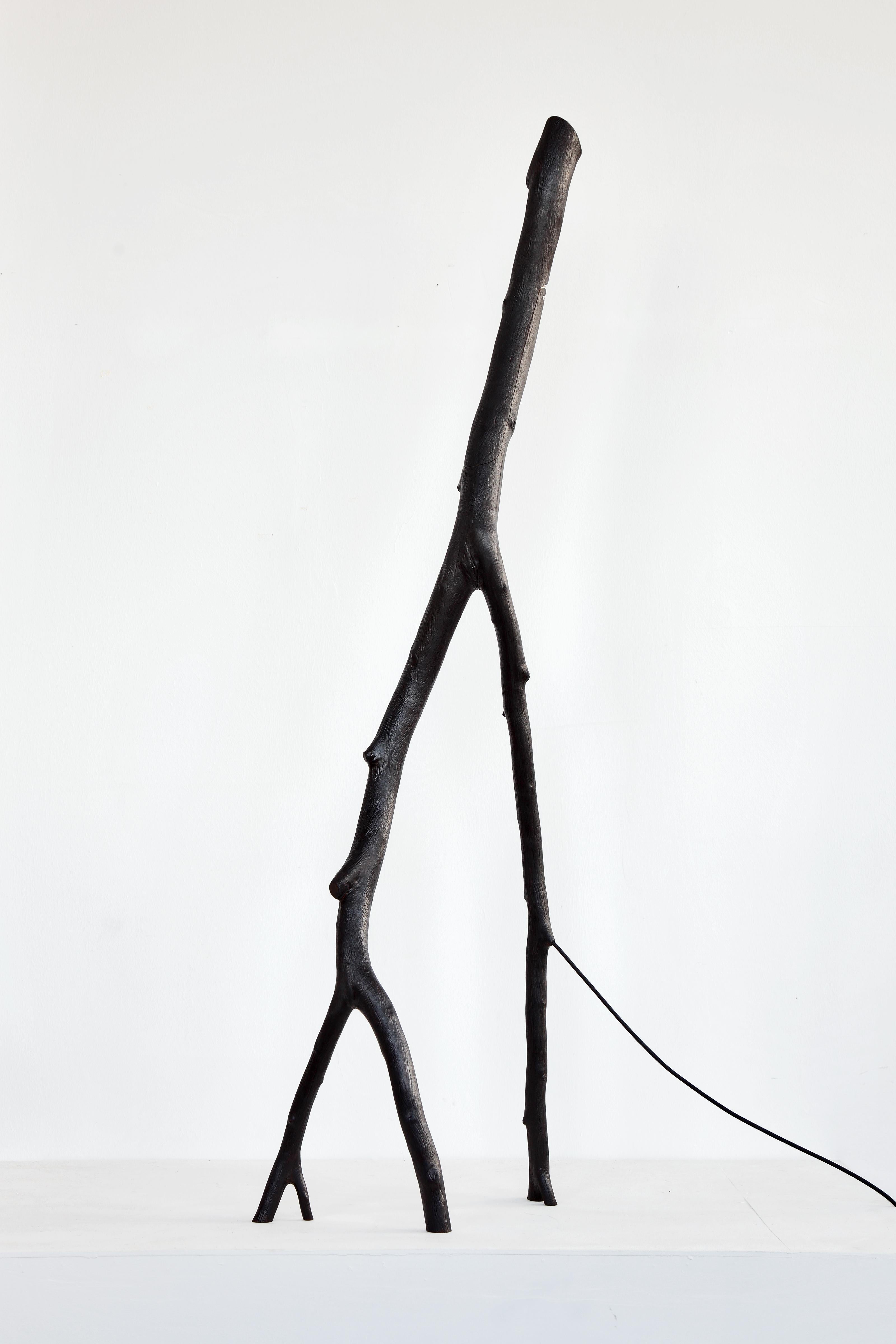Lámpara de pie Charred Snappy Tree Friend de Marco Iannicelli Madera en venta