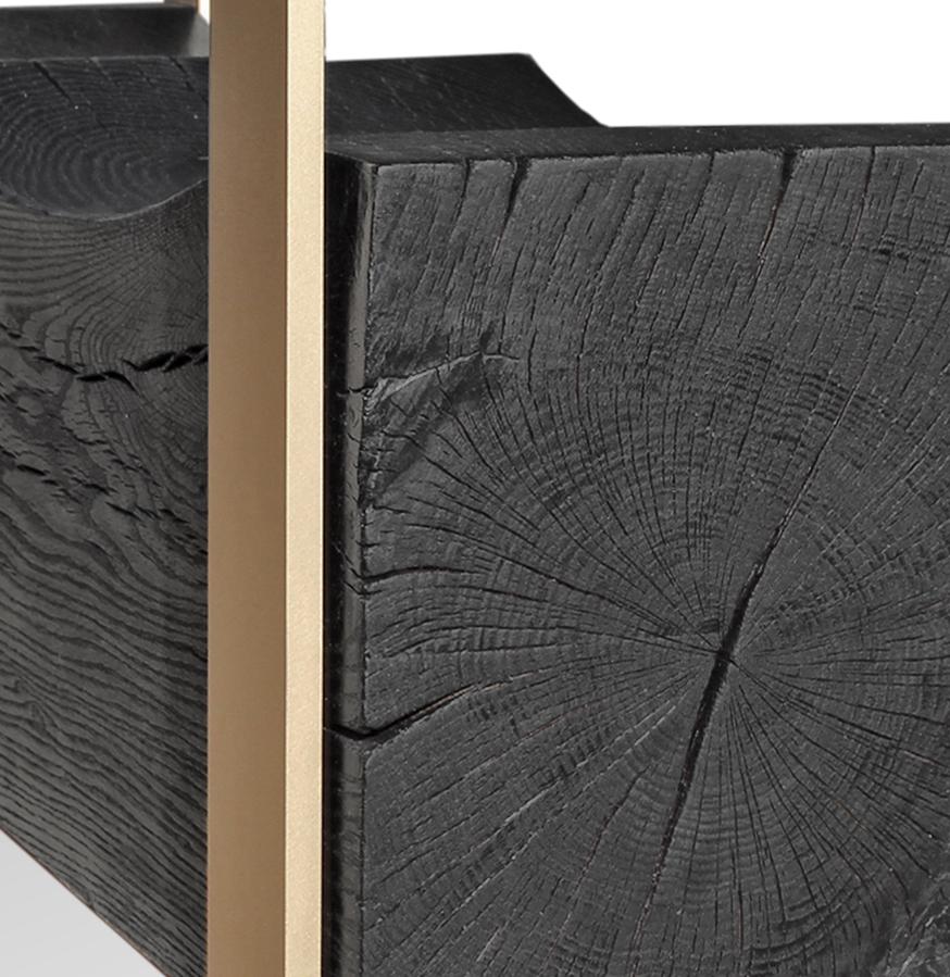 Diese unglaublich dynamische und doch schlichte Bank ist eine klassische Ergänzung der Mark Jupiter Charred Line. Das Holz wurde von Hand aus einem einzigen Weißeichenbalken geschnitzt und anschließend verkohlt, um eine hohe Textur und einen
