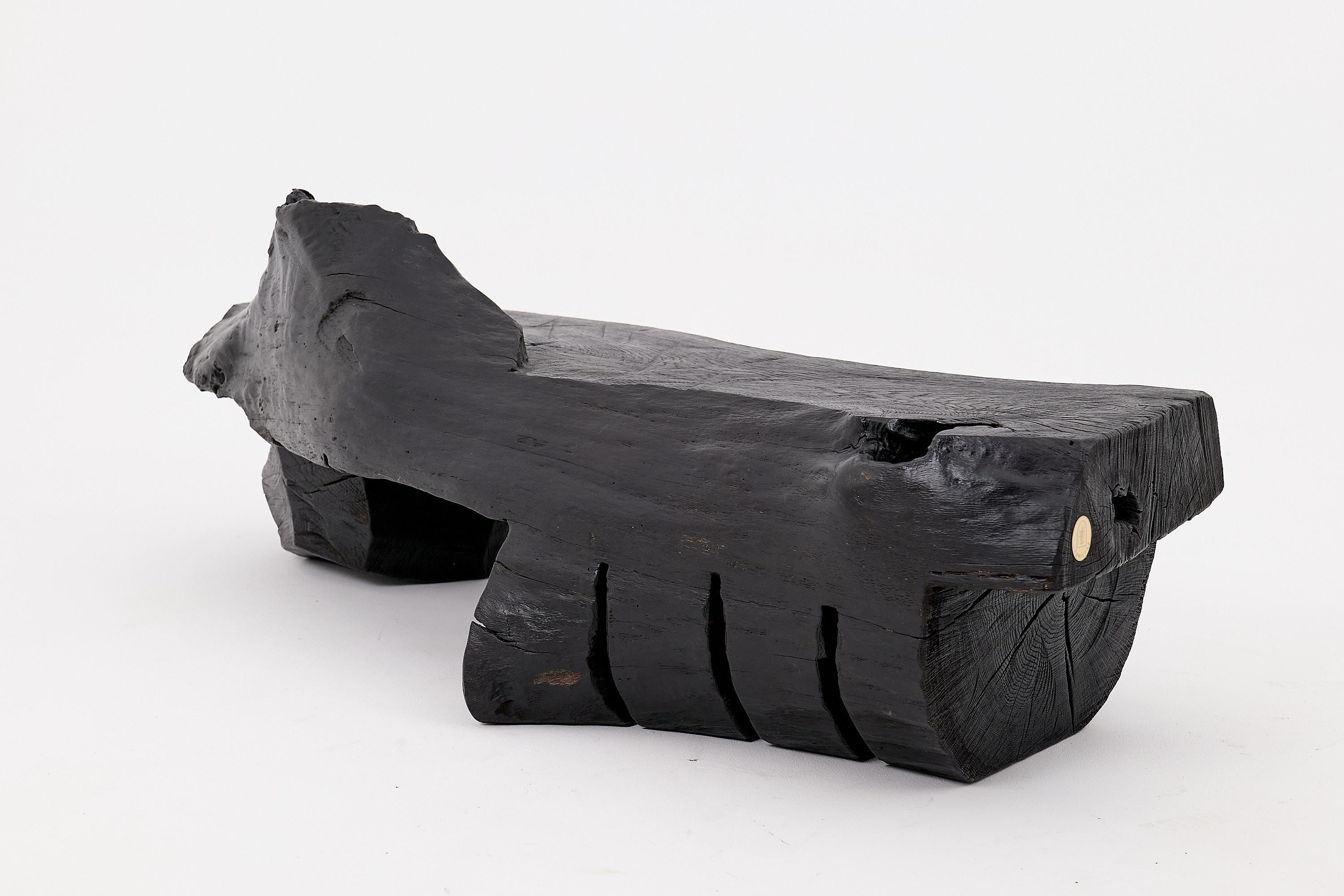 Panchina in legno massiccio carbonizzato di Logniture - Seduta scultorea moderna e organica in vendita 3