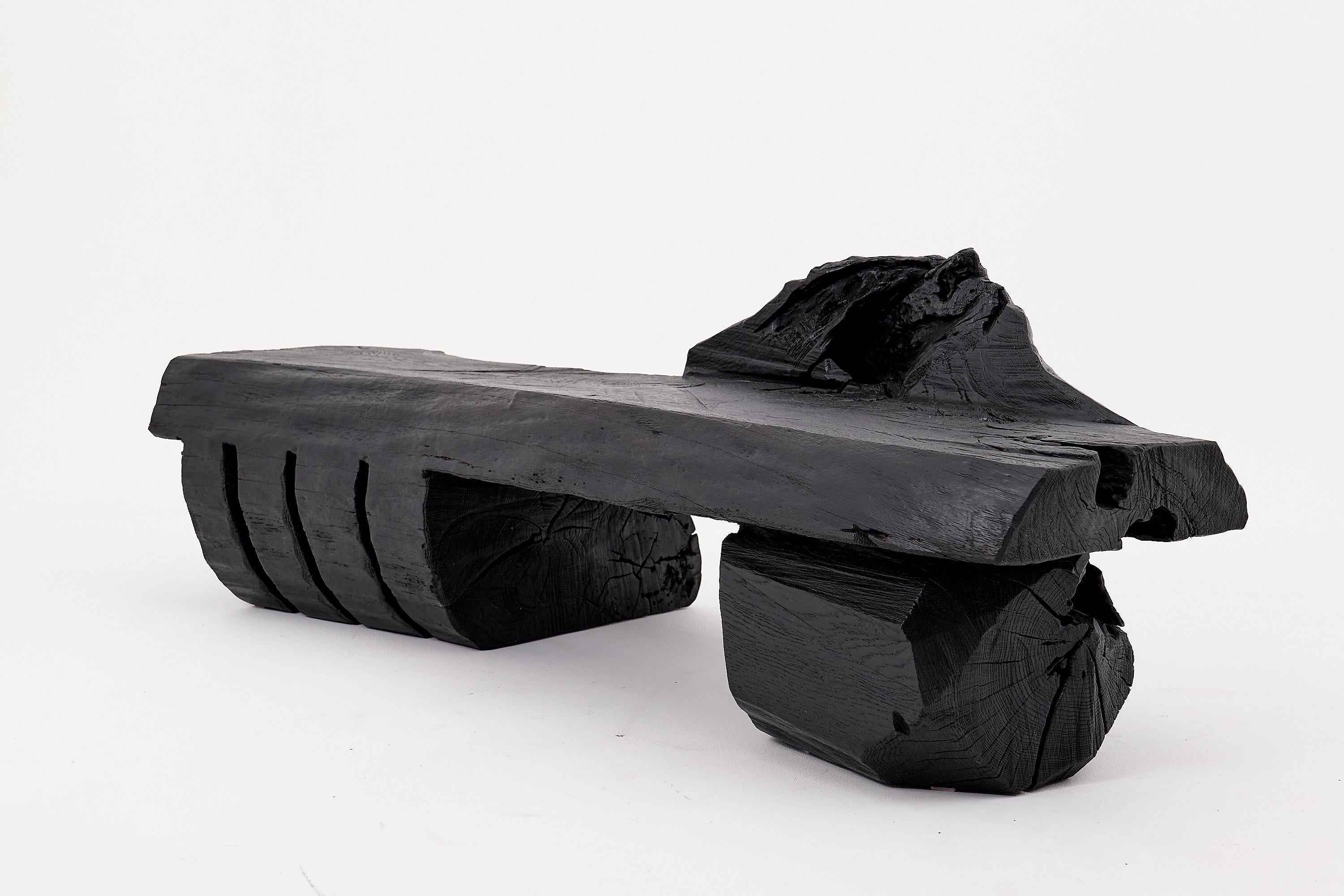 Croato Panchina in legno massiccio carbonizzato di Logniture - Seduta scultorea moderna e organica in vendita