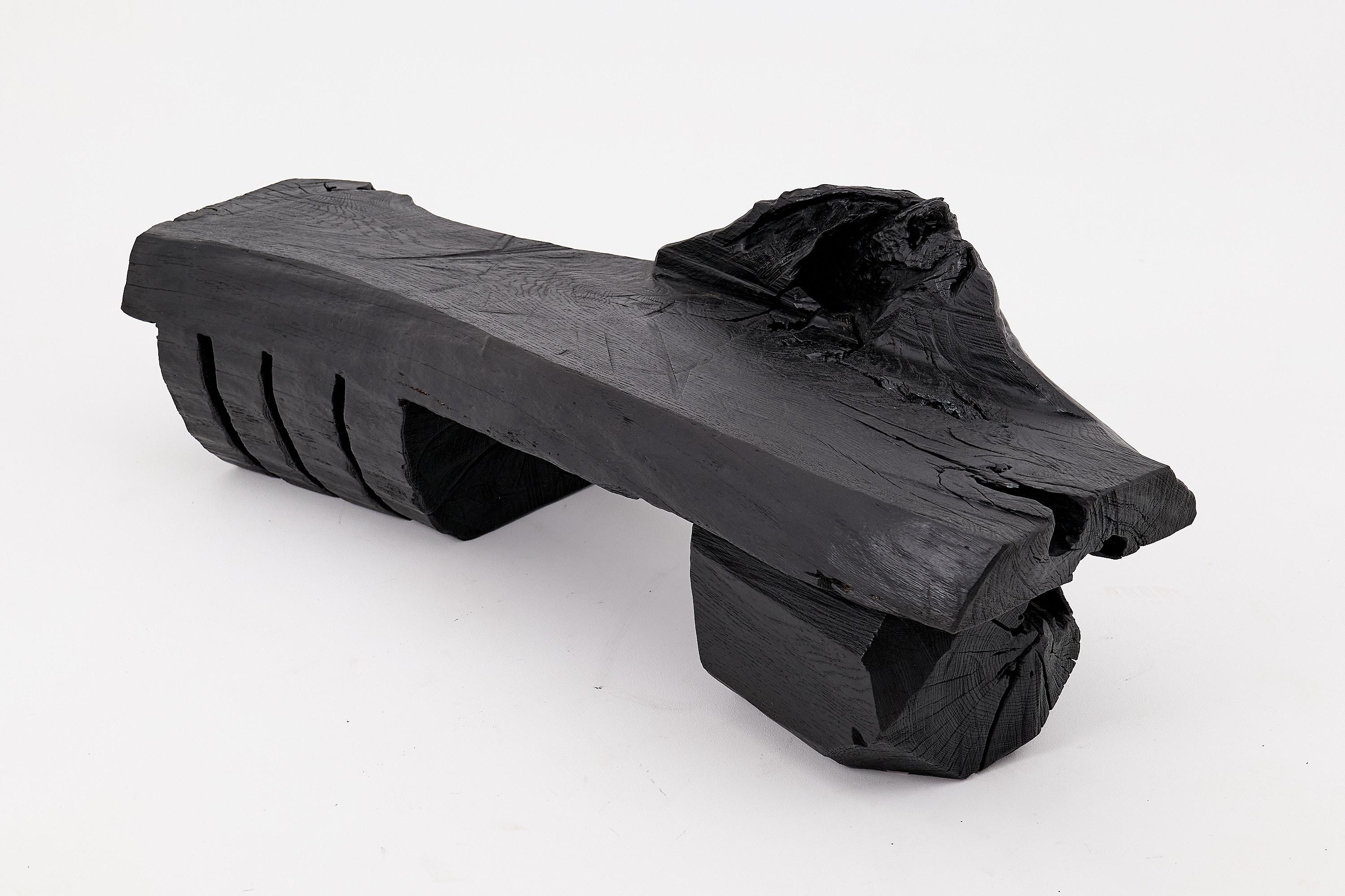 Intagliato Panchina in legno massiccio carbonizzato di Logniture - Seduta scultorea moderna e organica in vendita
