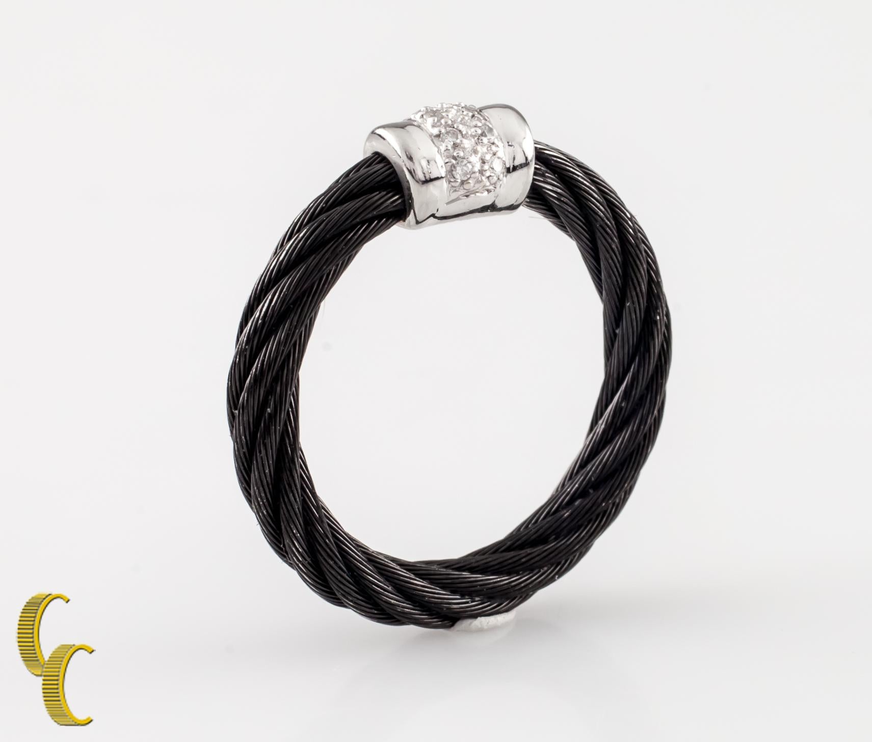 Charriol Anillo cable negro de oro blanco de 18k y diamantes.
Parte de la colección Celtic Noir.
Presenta un diamante engastado en oro blanco de 18k sobre un anillo de cable de acero negro.
Tamaño: 6,25.
Peso: 2,9 gramos.
