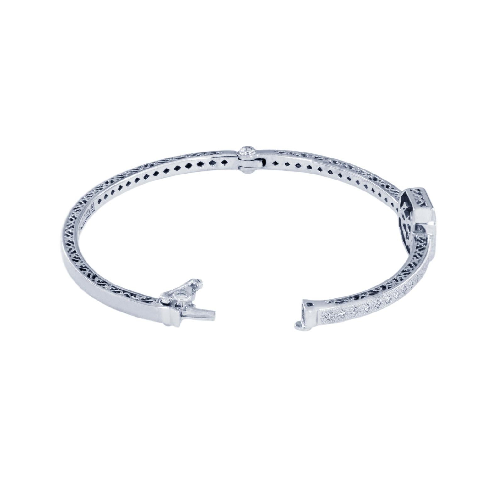 Charriol Blanche Flamme Collection Bracelet jonc en or blanc 18 carats et diamants Excellent état - En vente à New York, NY