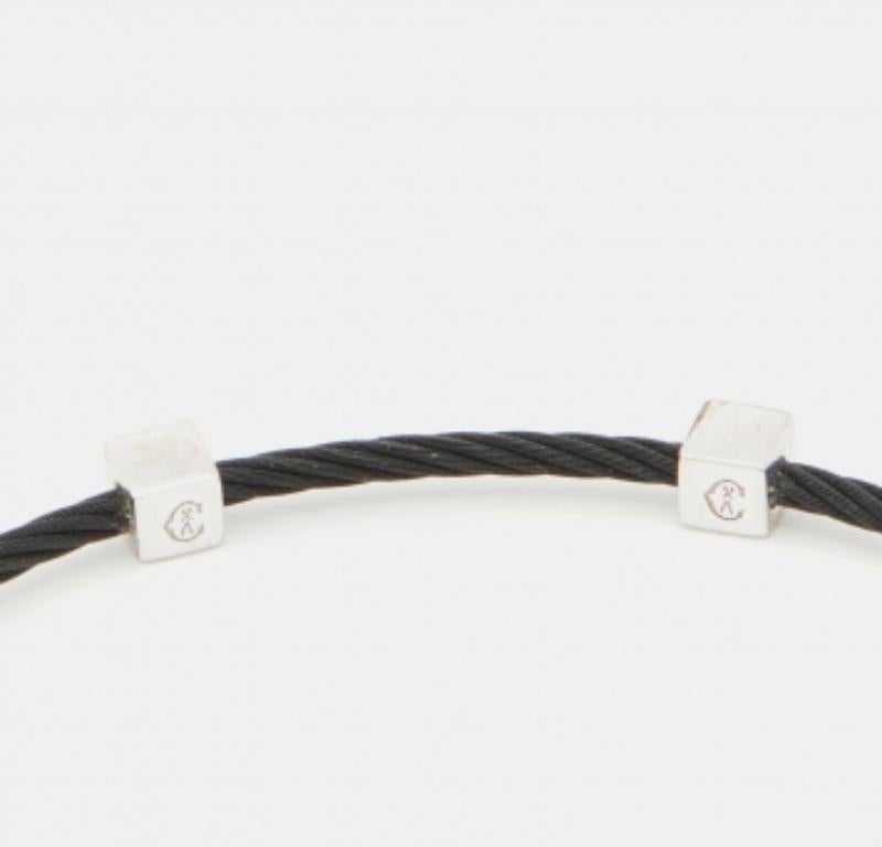 Un'elegante creazione per abbellire il tuo polso, questo braccialetto è stato creato con attenzione ai dettagli. È realizzato in materiale resistente per durare di stagione in stagione e sarà un pezzo forte del tuo guardaroba.