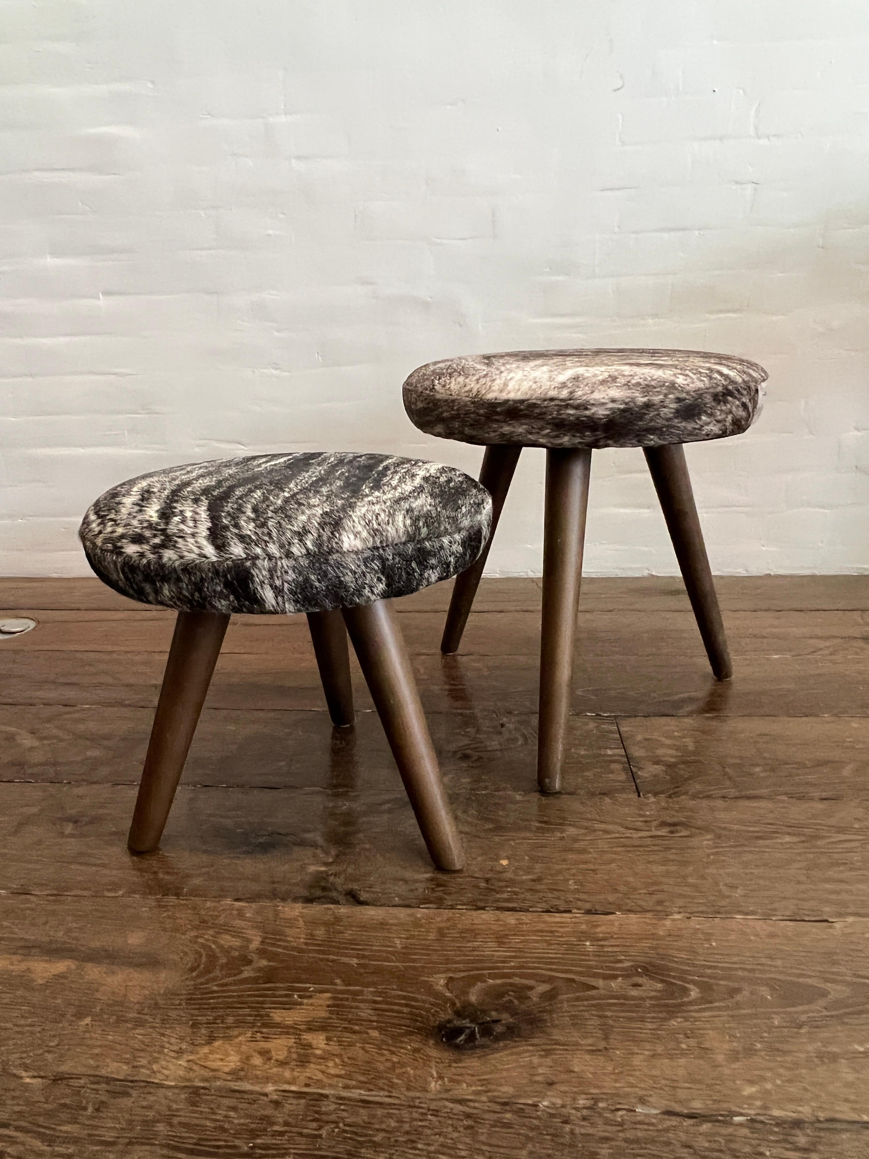 XXIe siècle et contemporain Tabourets en cuir américain « Charron » de Christiane Lemieux en poils sur peau, petit modèle en vente