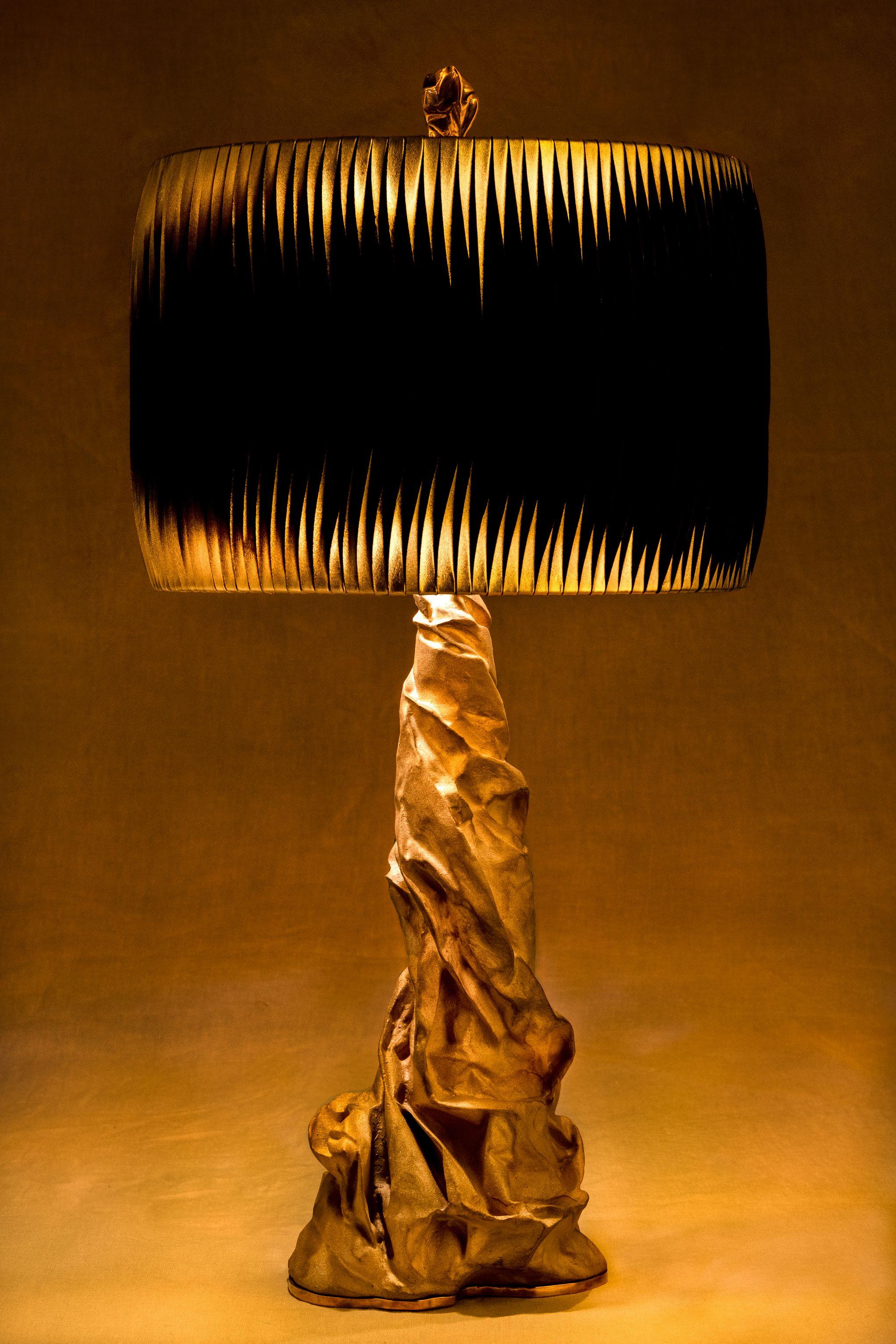 Charta aura table lamp by Studio Palatin
Handcrafted, limited edition
Dimensions: H 75 x D 35 cm
Materials: bronze light, 24K gilding, leather black/gold.

Charta Nera is the dark, mysterious cousin to the Charta Alba table lamp. The lamp base