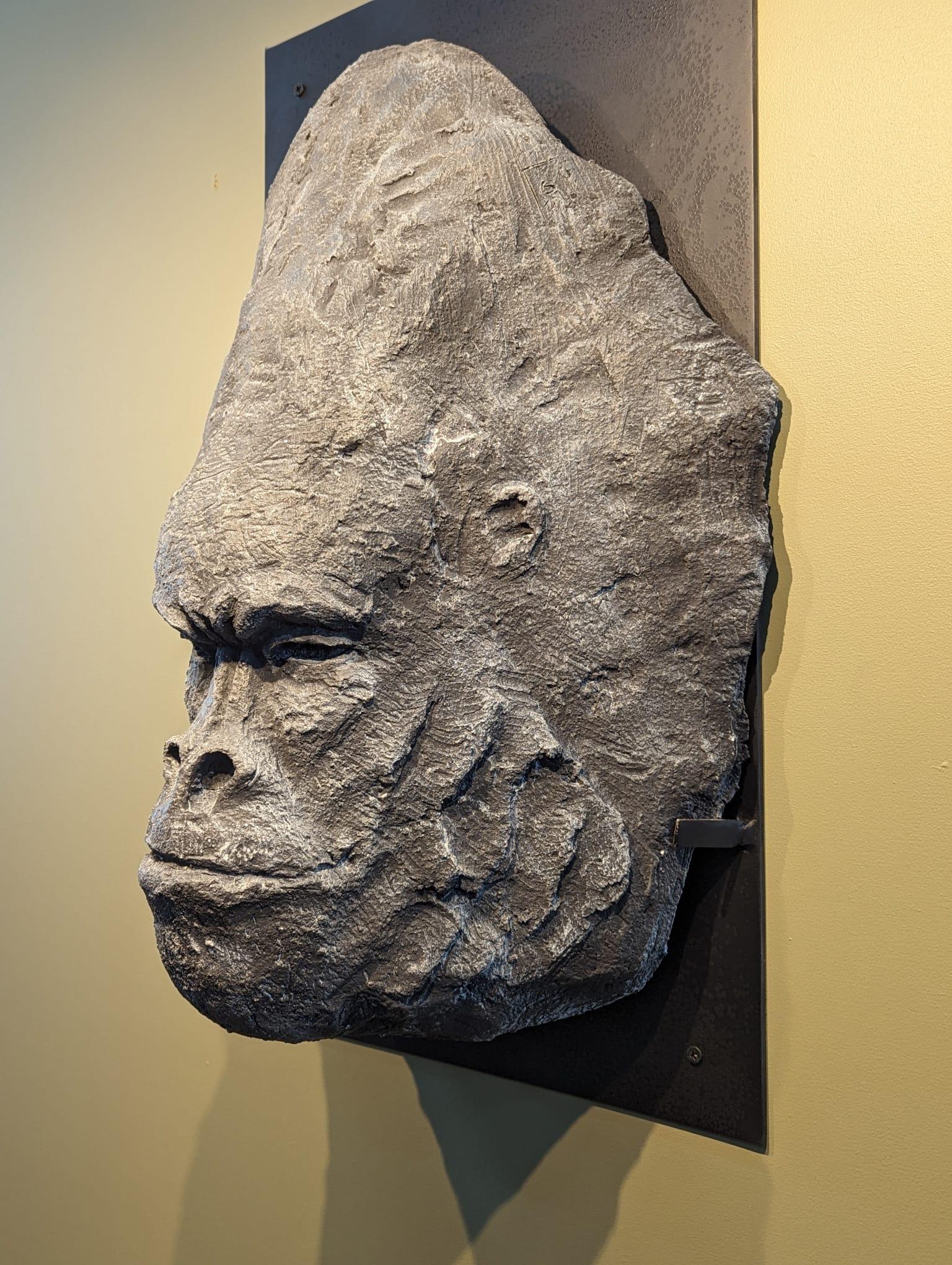 Au loin - Brown Figurative Sculpture by Chartier Sébastien