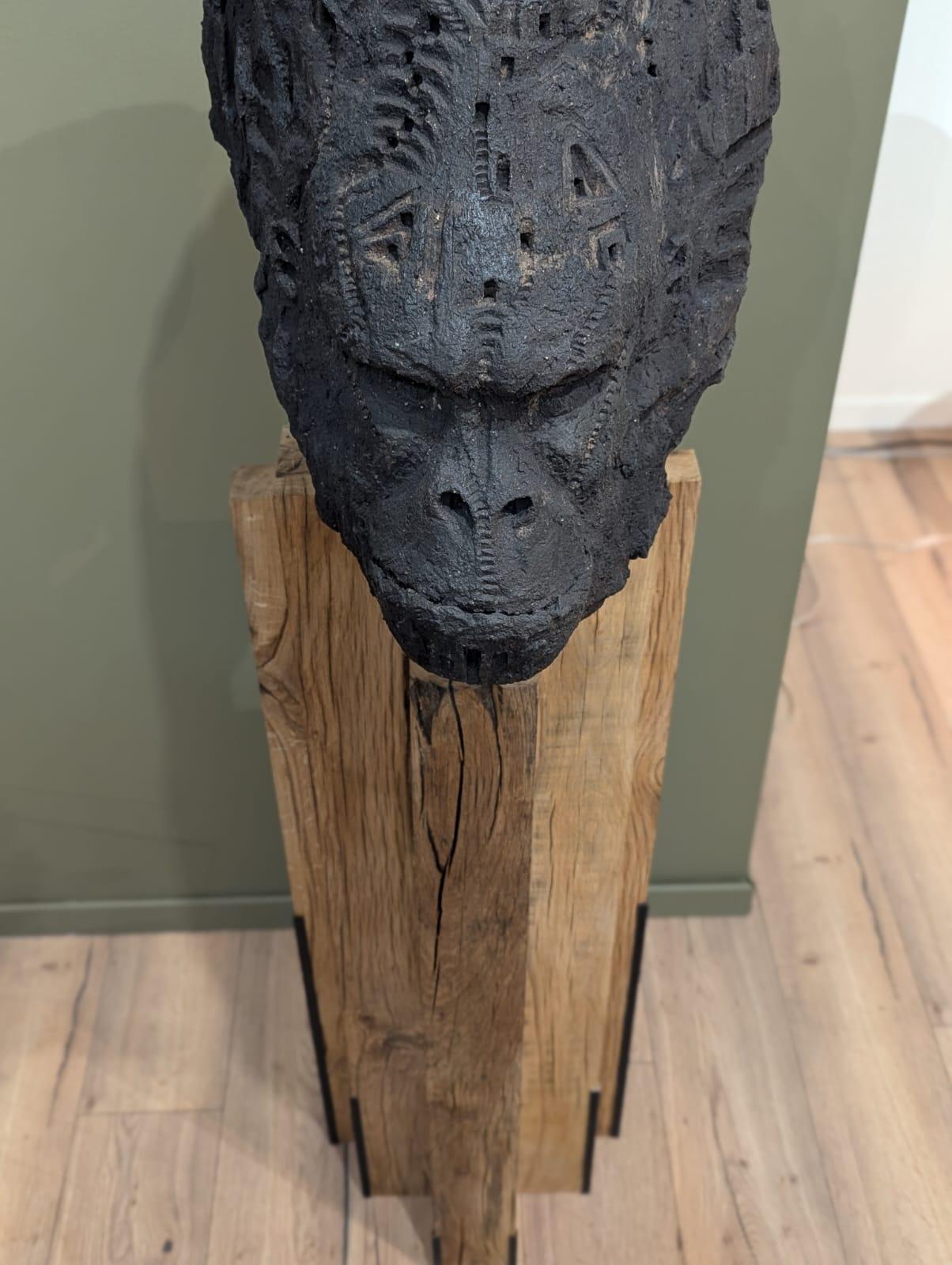 Figurative Sculpture de Chartier Sébastien - "Monolito Orgánico" - Escultura de cerámica sobre base de roble, Serie Civilización, Única