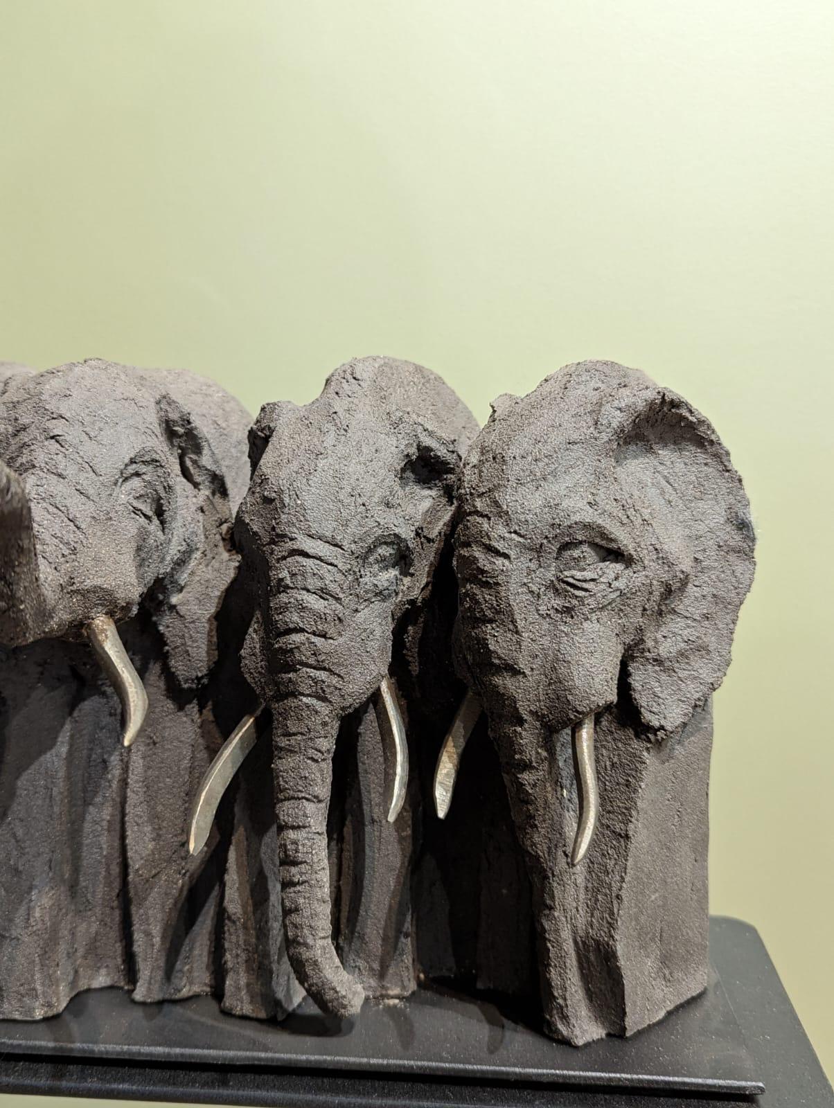 Mormorio - Figurative Sculpture Beige di Chartier Sébastien