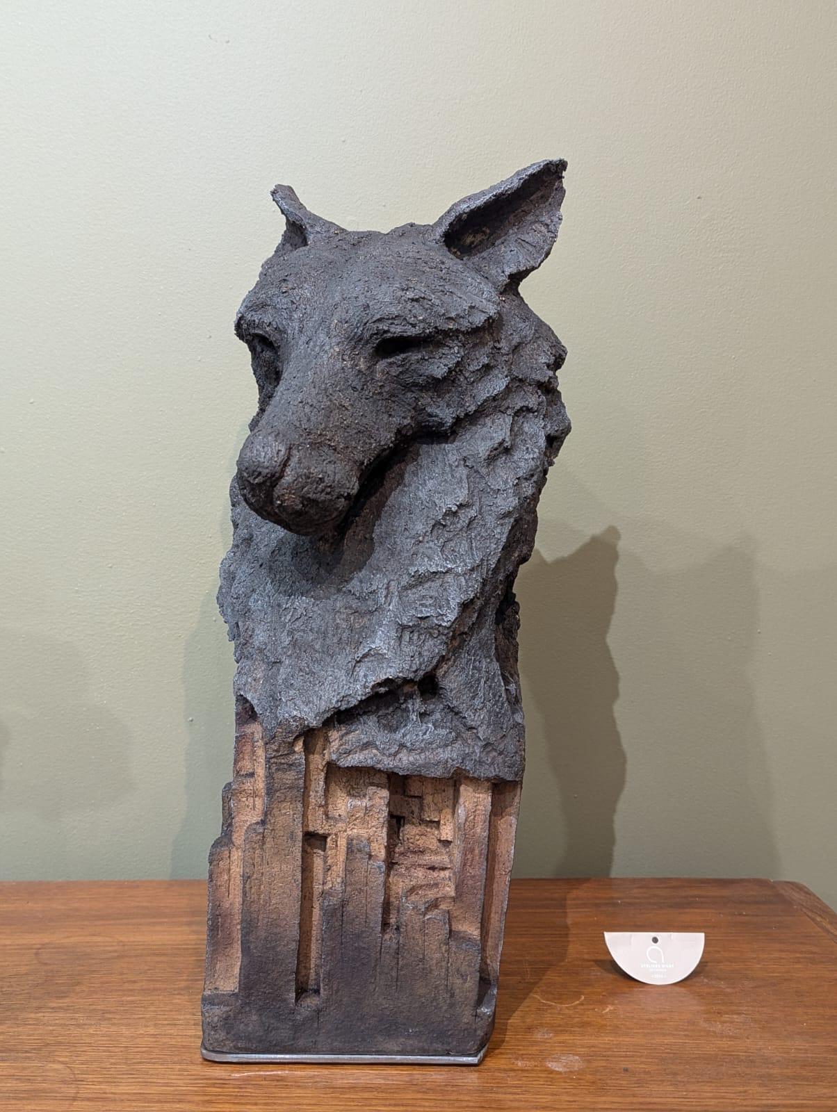 Figurative Sculpture de Chartier Sébastien - "Vigilante silencioso" - Escultura de cerámica Busto de lobo, Arte contemporáneo, Pieza única