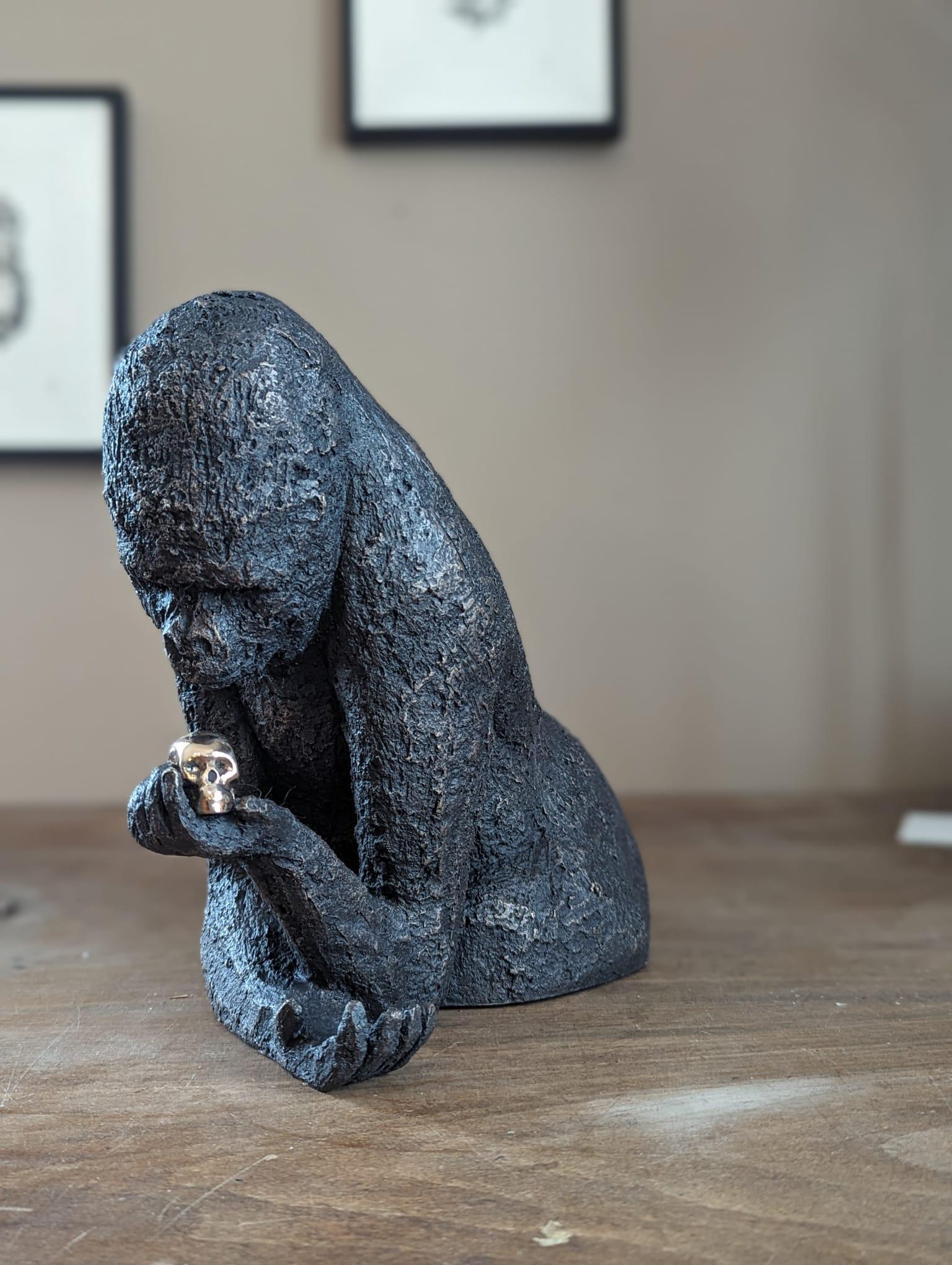 Bronze Sculpture – A Symbolic Reflection on Humanity

	•	Material: Bronze
	•	Edition: 2/8
	•	Sold with a certificate of authenticity from Barthélémy Arts Foundry

This sculpture is a symbolic expression of human history, where the animal gazes upon