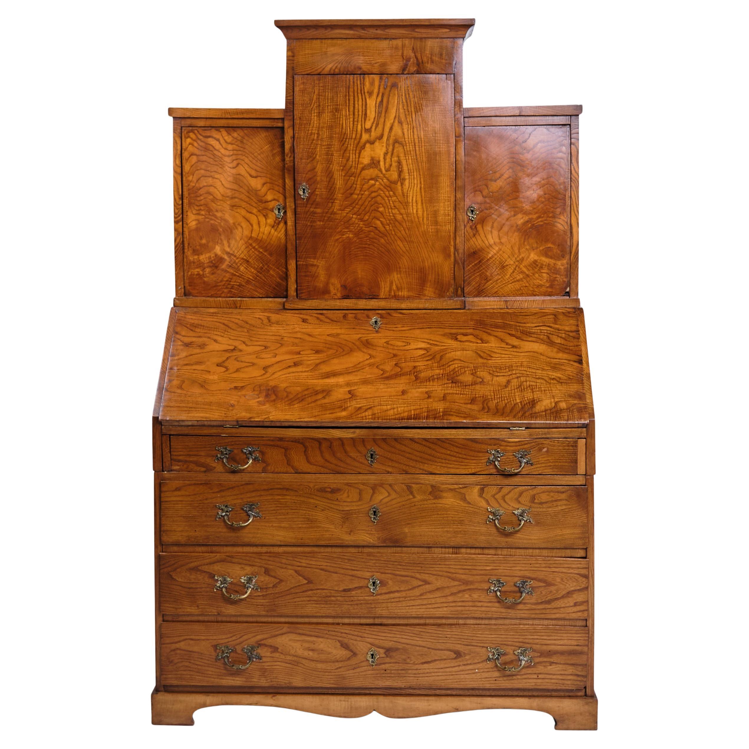 Antico chatol in stile Louis Seize del 1840 circa. Oak con accessori in ottone. H: 190 cm, L: 117 cm, P: 55 cm. Un classico dell'artigianato del XIX secolo.

- Origine: Europa (presumibilmente Danimarca)
- Periodo: Intorno al 1840
- Stile: Louis