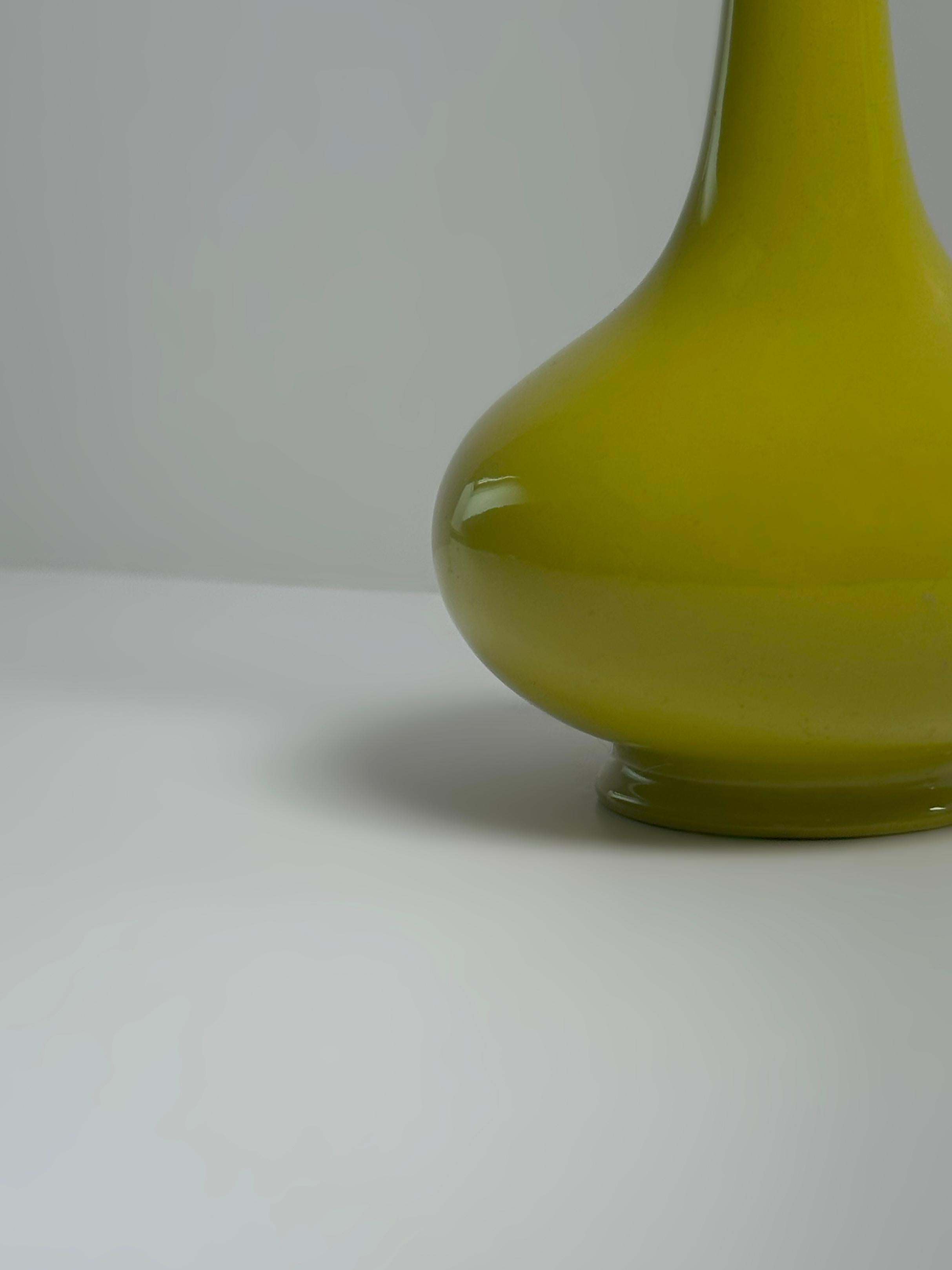 Un sorprendente vaso a bocciolo color chartreuse di Carlton Ware, prodotto in Inghilterra intorno agli anni '60. Conosciuta per le sue palette di colori audaci e gli smalti lucidi, Carlton Ware è stato un nome importante della ceramica inglese della