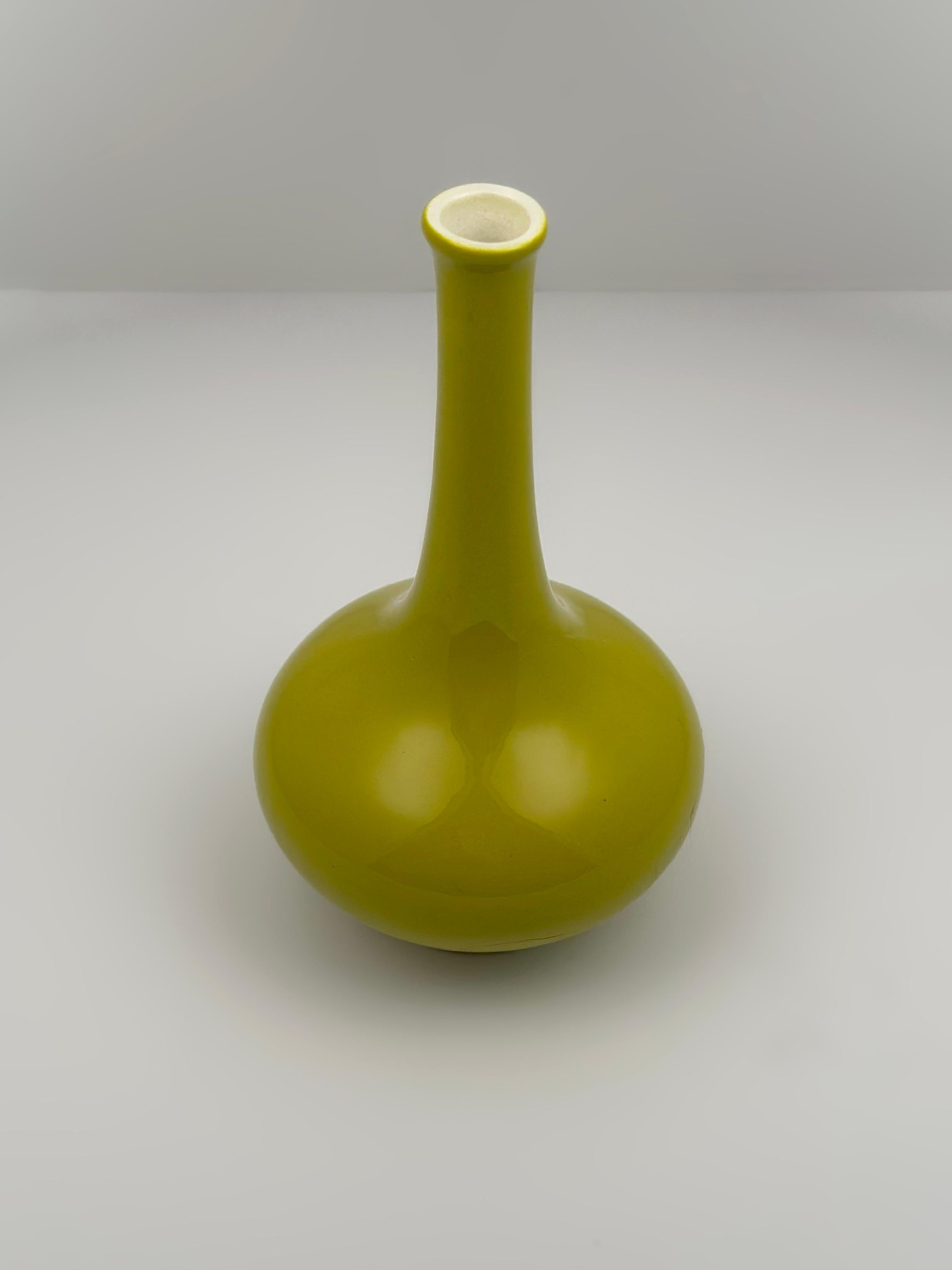 Mid-Century moderno Vaso a bocciolo in ceramica verde chartreuse di Carlton Ware, Inghilterra, anni '60 in vendita