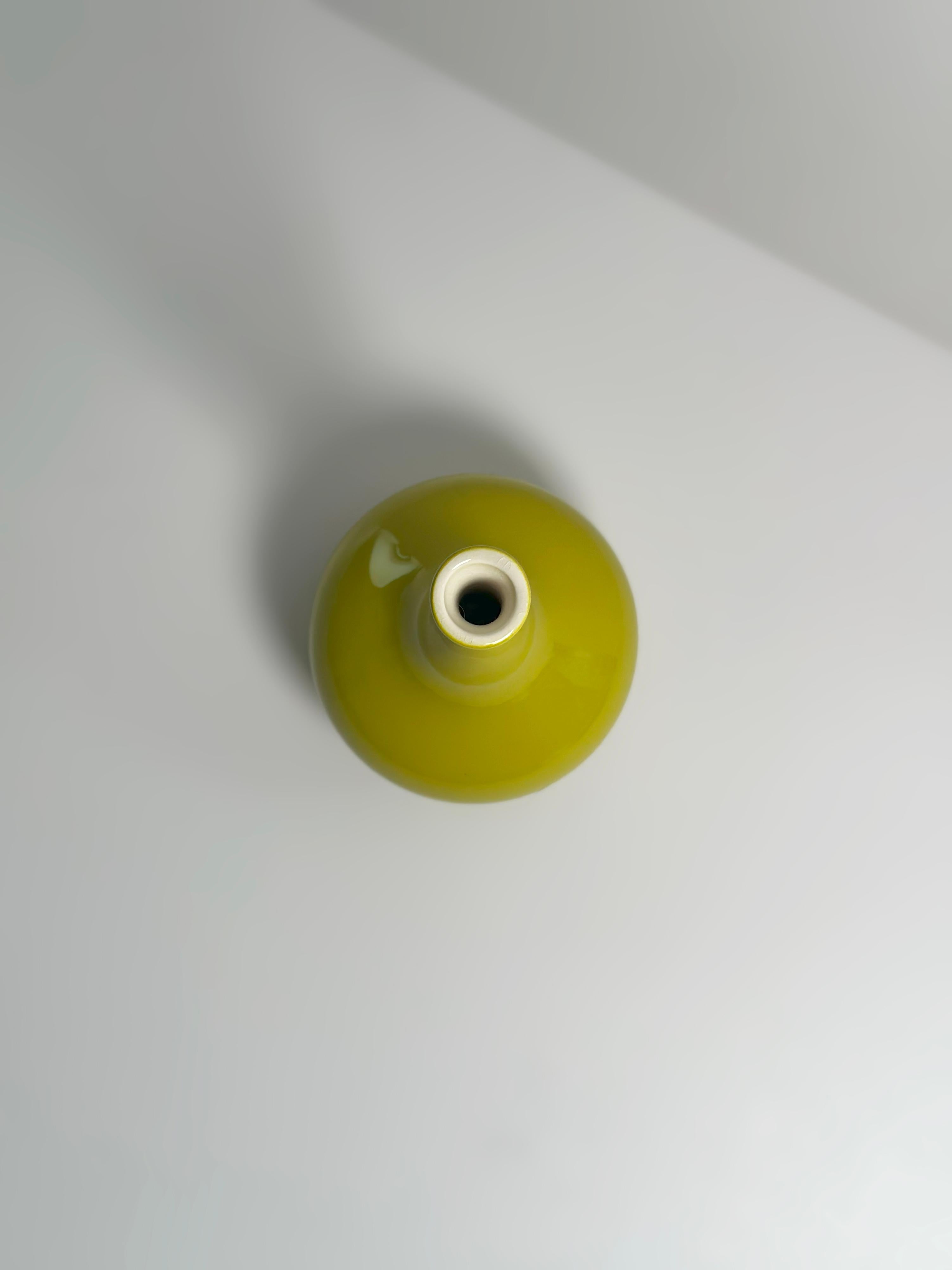 Smaltato Vaso a bocciolo in ceramica verde chartreuse di Carlton Ware, Inghilterra, anni '60 in vendita