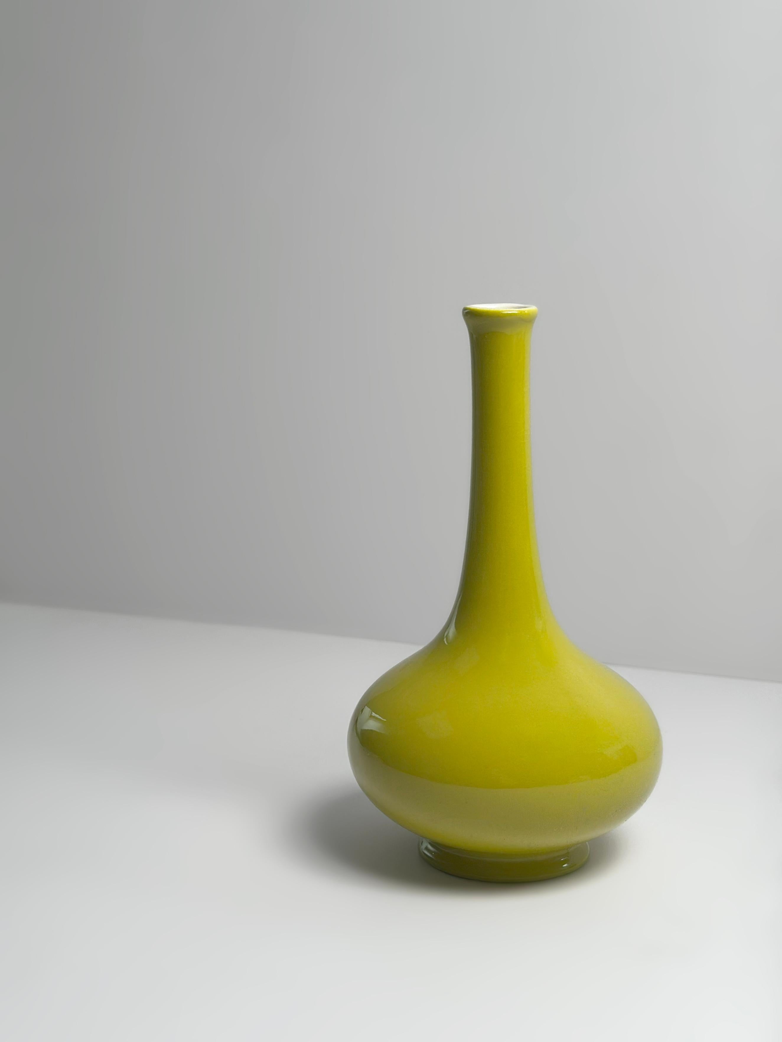 Vaso a bocciolo in ceramica verde chartreuse di Carlton Ware, Inghilterra, anni '60 In condizioni buone in vendita a Glasgow, GB