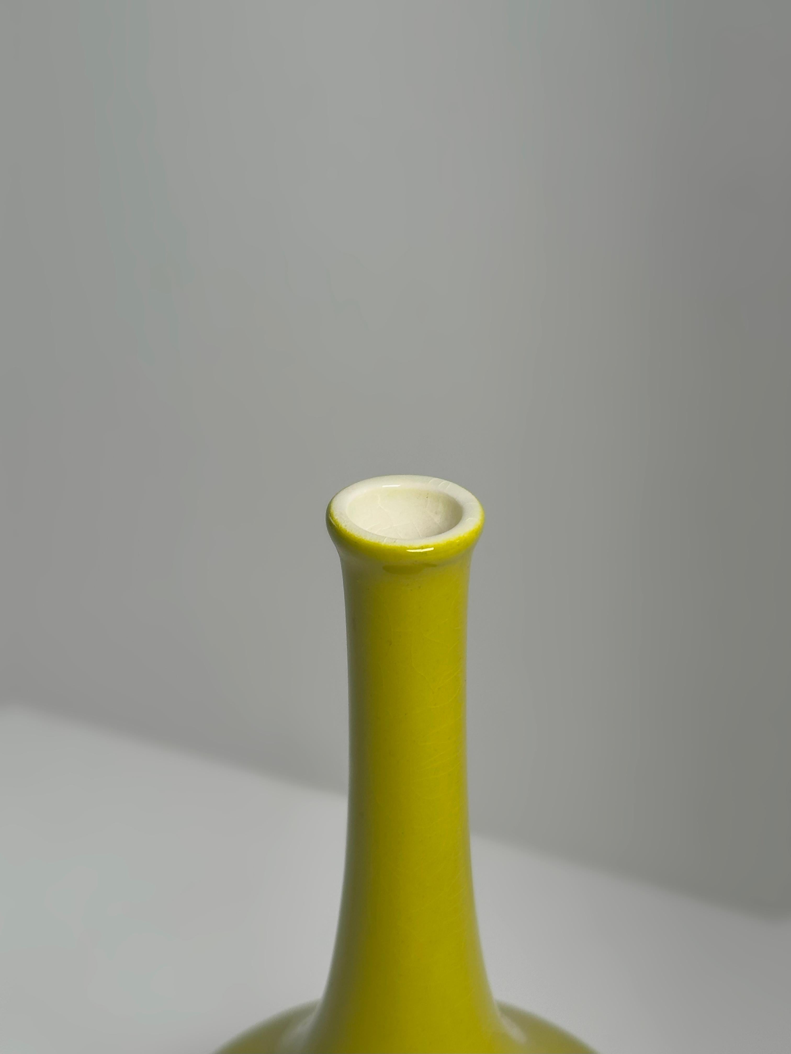 XX secolo Vaso a bocciolo in ceramica verde chartreuse di Carlton Ware, Inghilterra, anni '60 in vendita