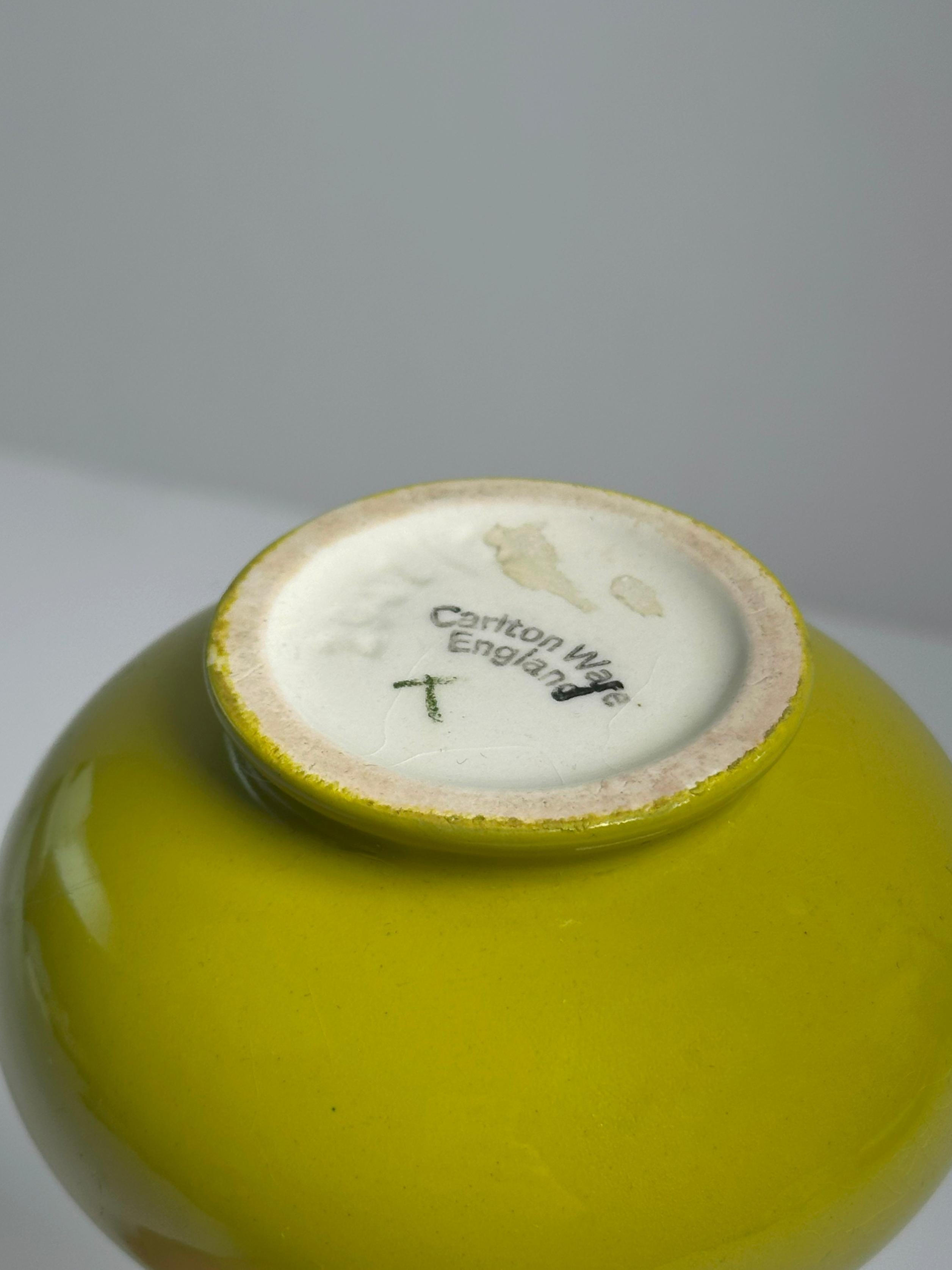 Ceramica Vaso a bocciolo in ceramica verde chartreuse di Carlton Ware, Inghilterra, anni '60 in vendita