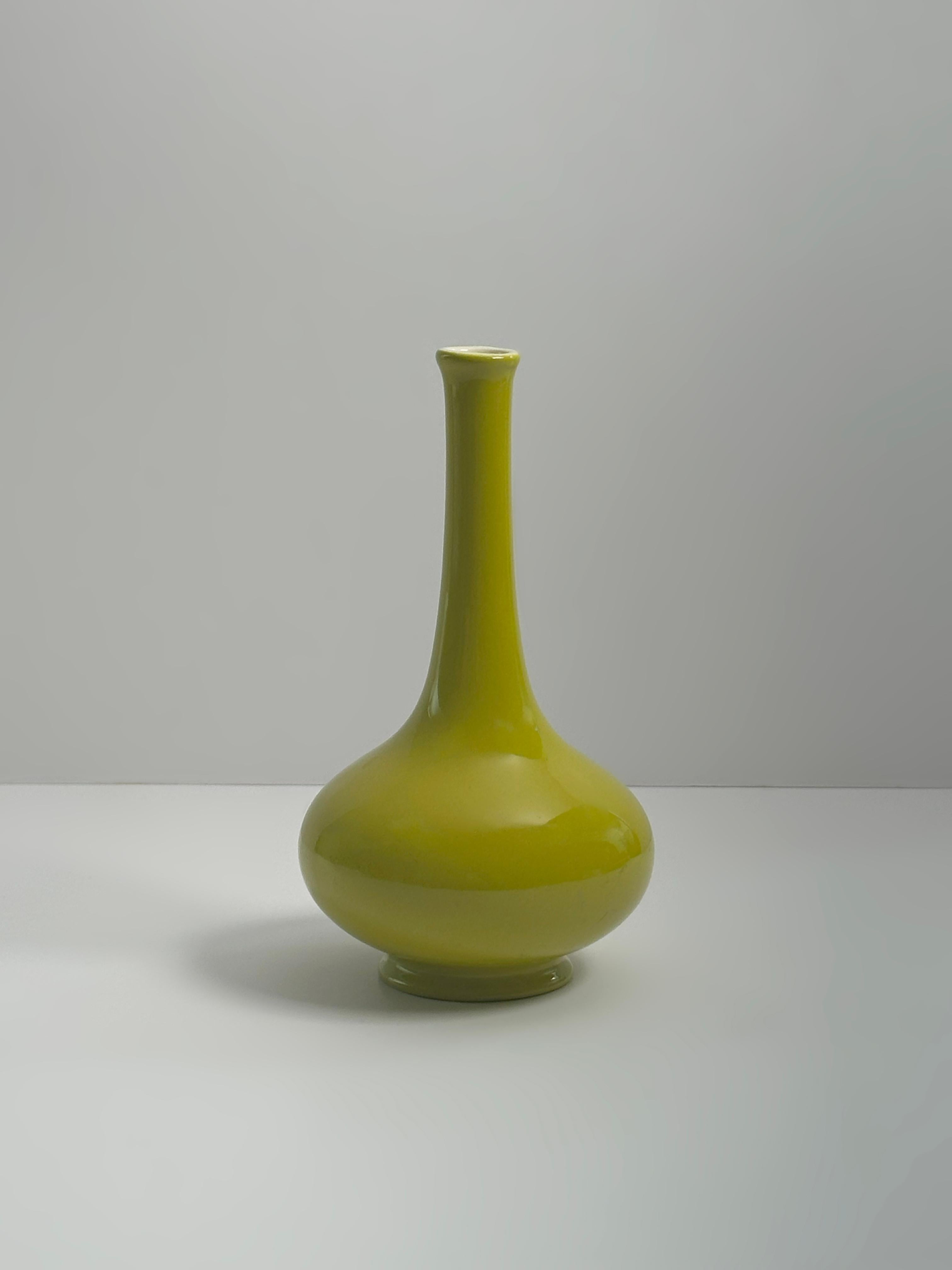 Vaso a bocciolo in ceramica verde chartreuse di Carlton Ware, Inghilterra, anni '60 in vendita 1