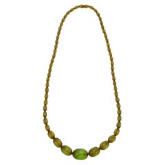Collier vintage à facettes en résine verte chartreuse et diamants