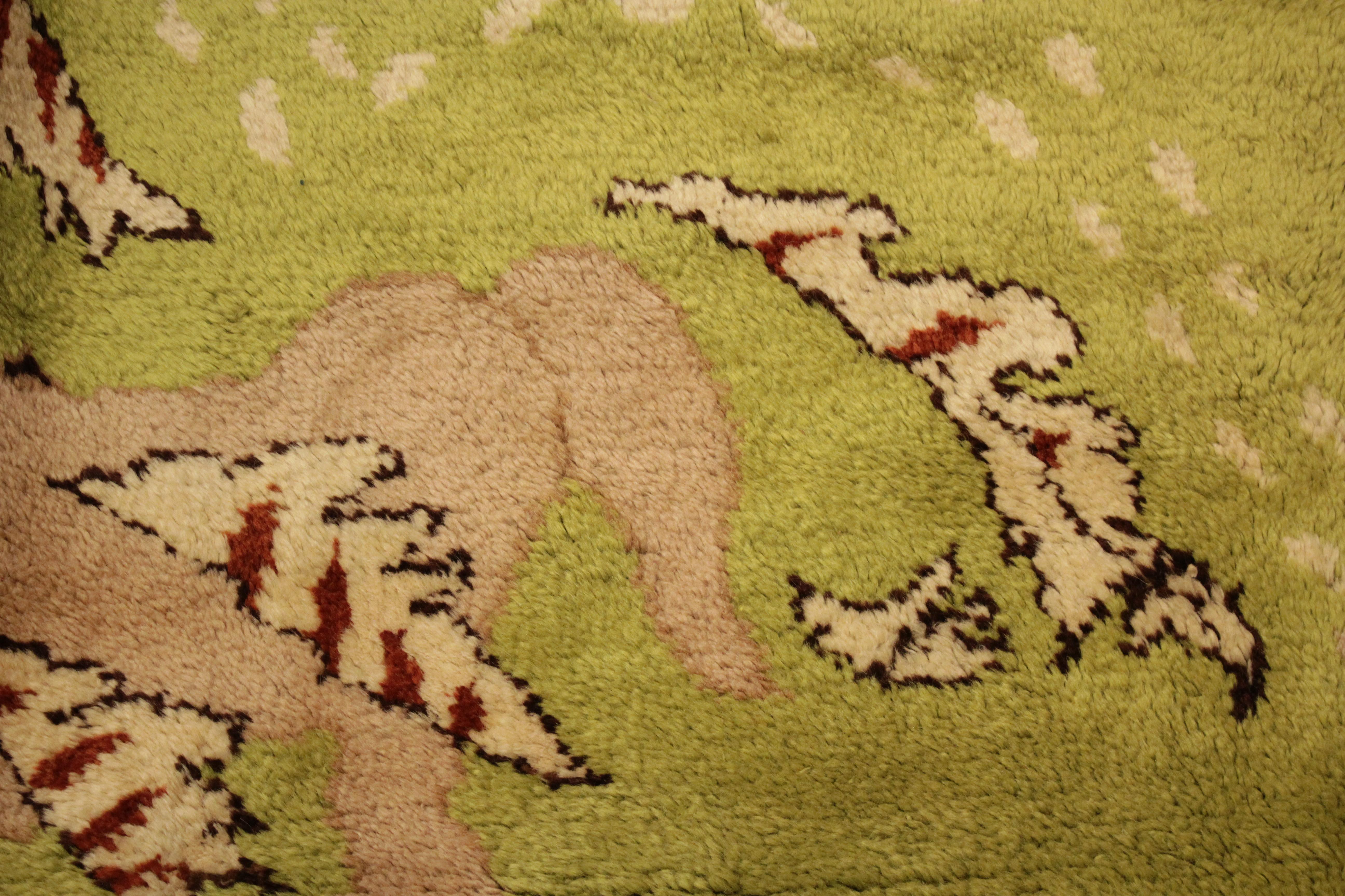 Chartreusegrundiger 'Cavalcade' Teppich in Übergröße von Jean Lurçat für Maison Myrbor   (Frühes 20. Jahrhundert) im Angebot