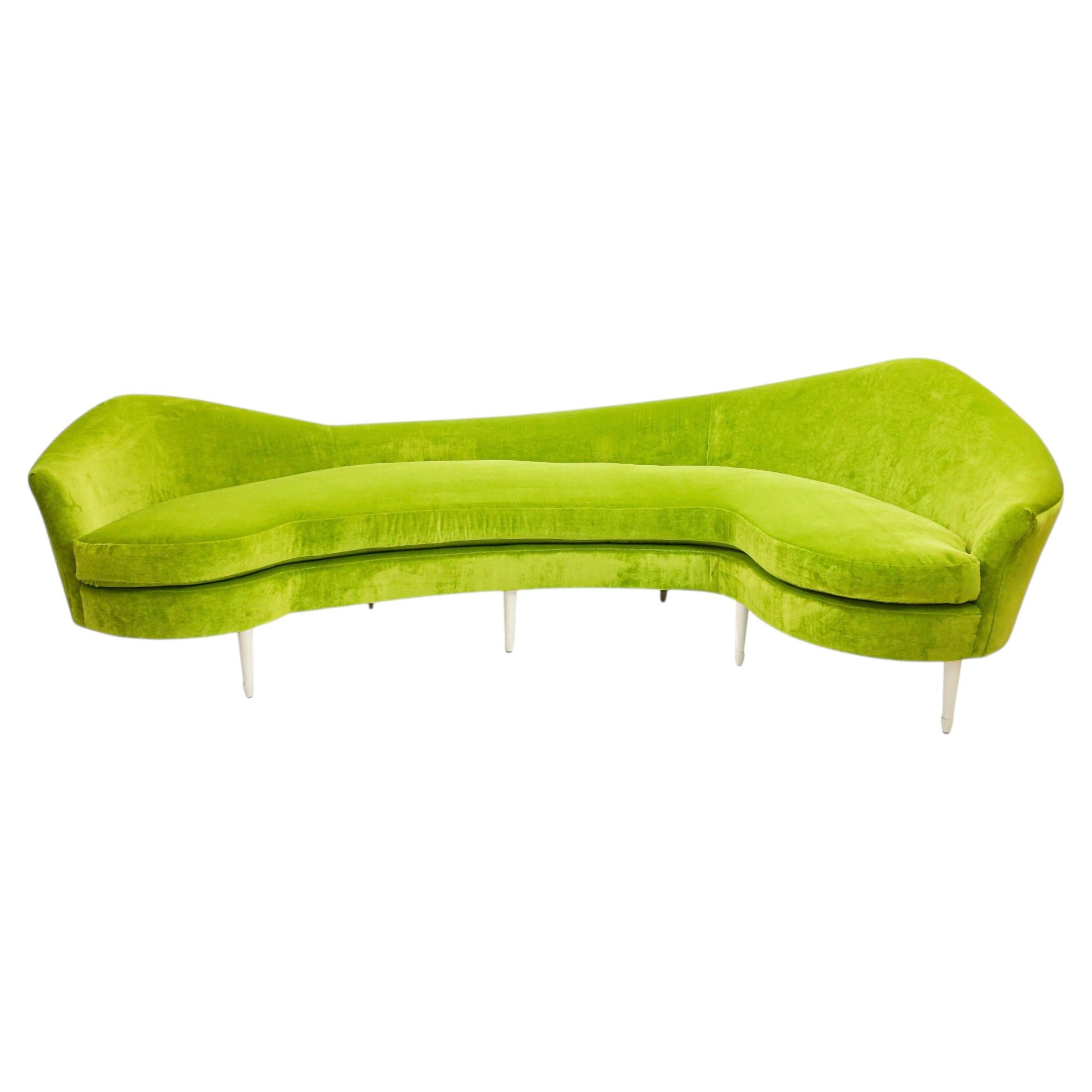 Chartreuse Samt Serpentine Sofa mit konischen Knochenbeinen im Angebot