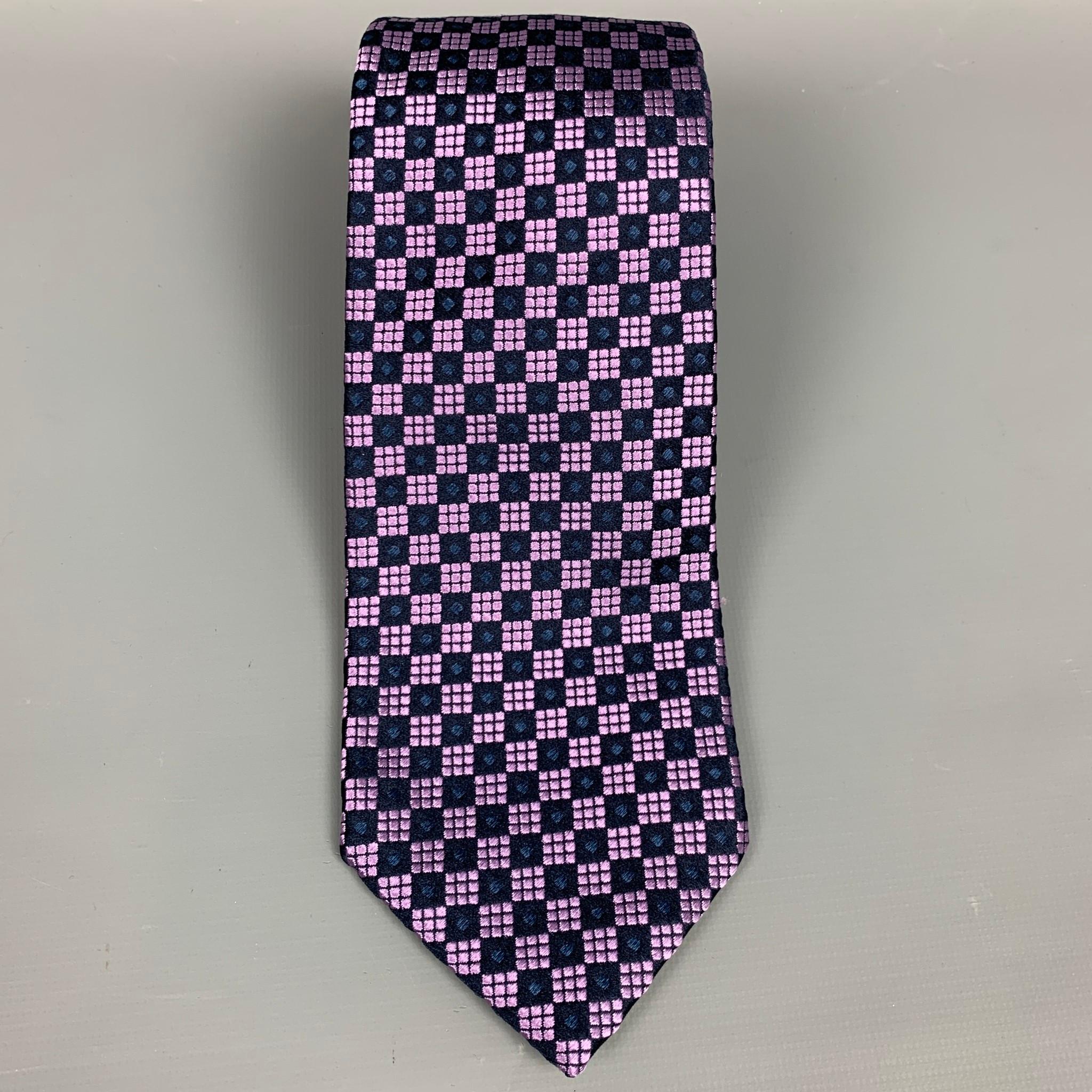 CHARVET neck tie comes in a black & purple dot print silk. Made in France.

Very Good Pre-Owned Condition.

Measurements:

Width: 3.5 in. 