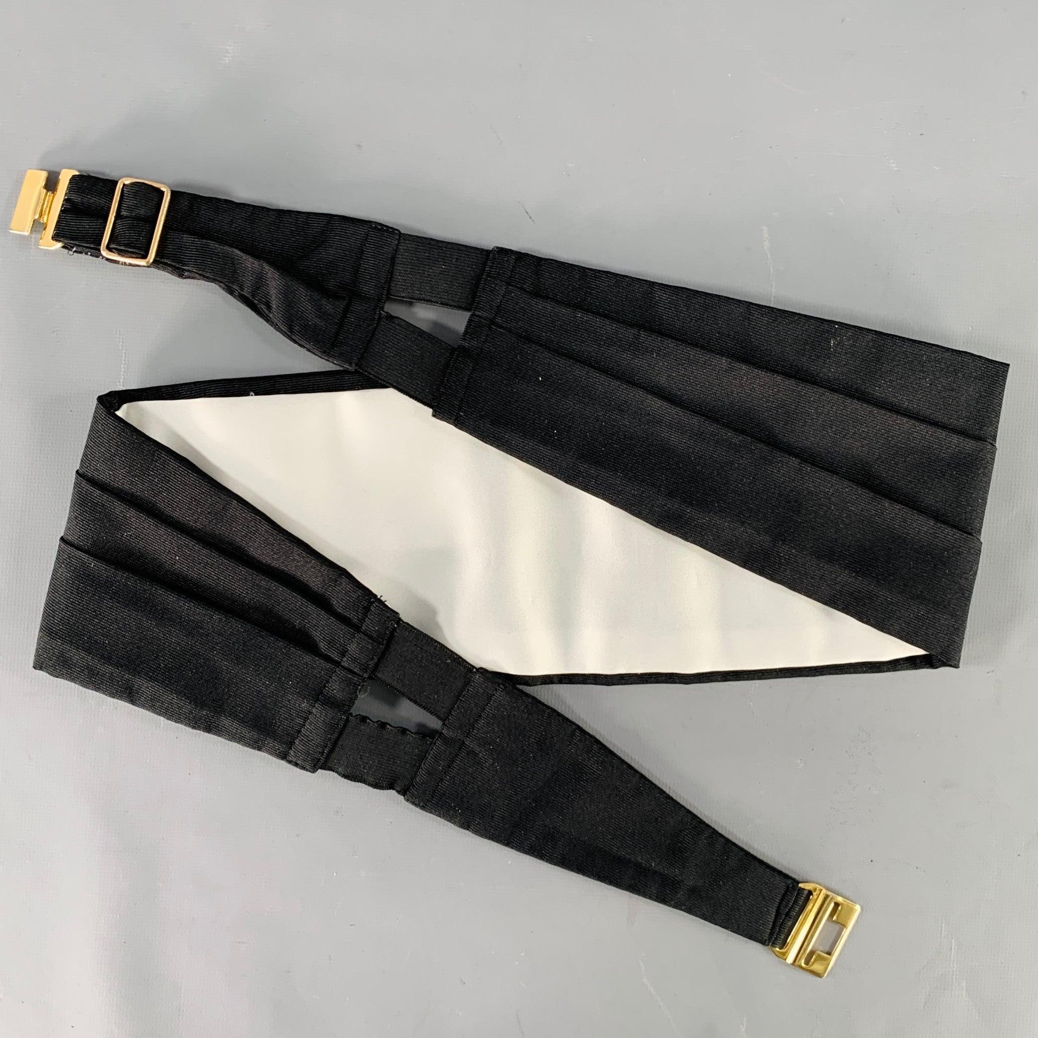 CHARVET
cummerbund in a black silk featuring a grosgrain pattern and elastic stretch fit.
Made in France.Very Good Pre-Owned Condition. 

Measurements: 
  Width: 4.75 inches Length: 40 inches  
  
  
 
Sui Generis Reference: 137714
Category: