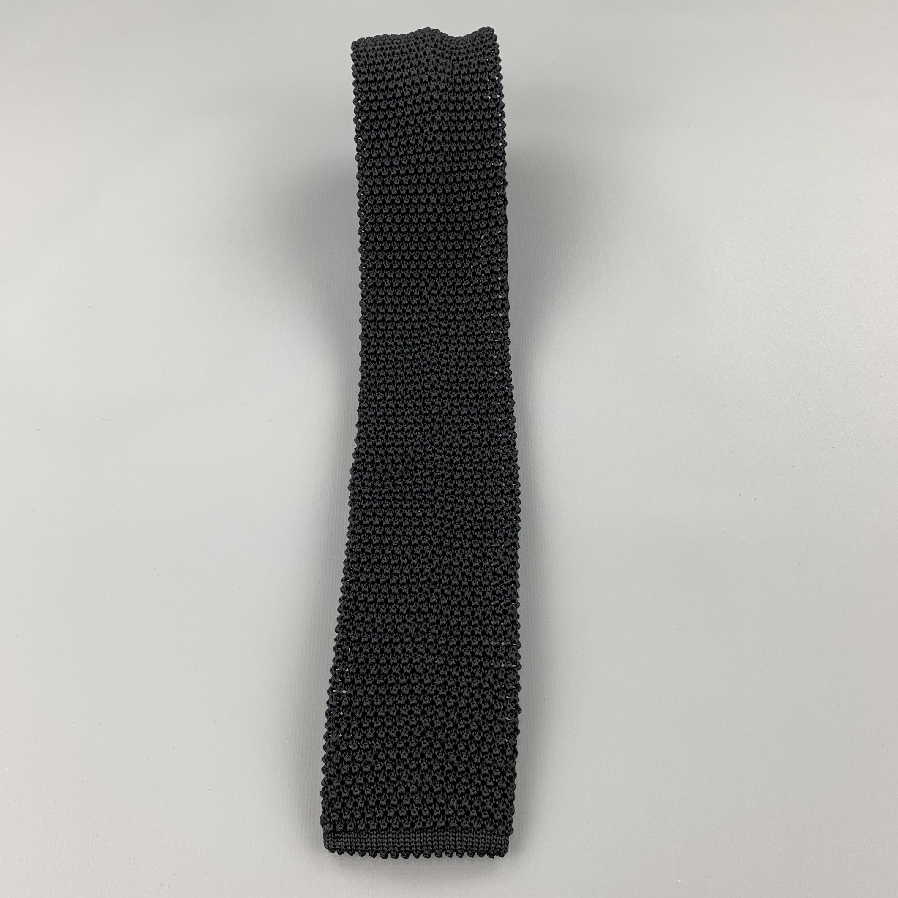CHARVET neck tie comes in a textured silk knit with a square tip. Made in France.

Excellent Pre-Owned Condition.

Width: 2.5 in. 