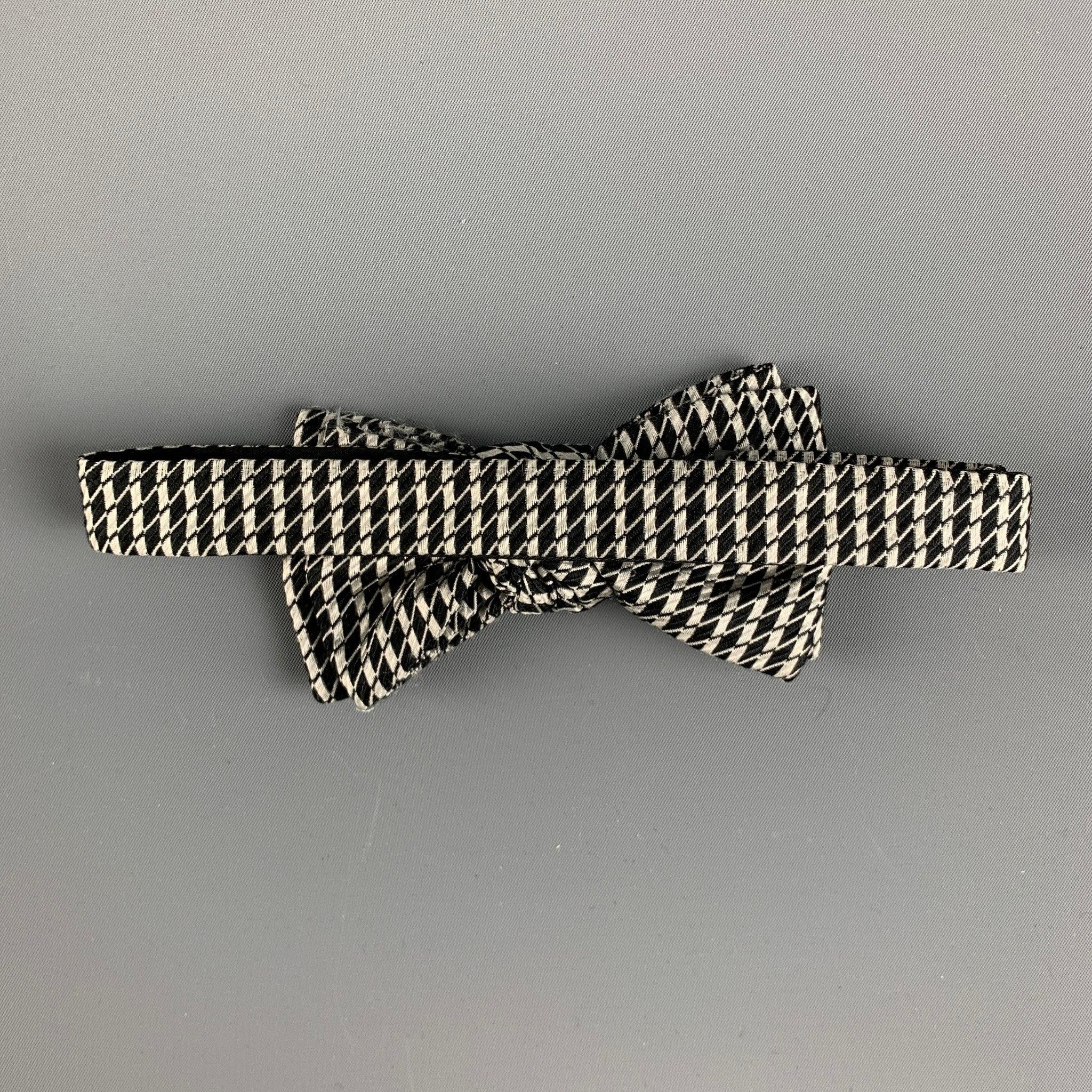 CHARVET pre-tied bow tie comes in a black & white striped silk jacquard with an adjustable fit. Made in France.Very Good Pre-Owned Condition.Width: 2 inches 

  
  
 
Reference: 125470
Category: Bow Tie
More Details
    
Brand:  CHARVET
Gender: 