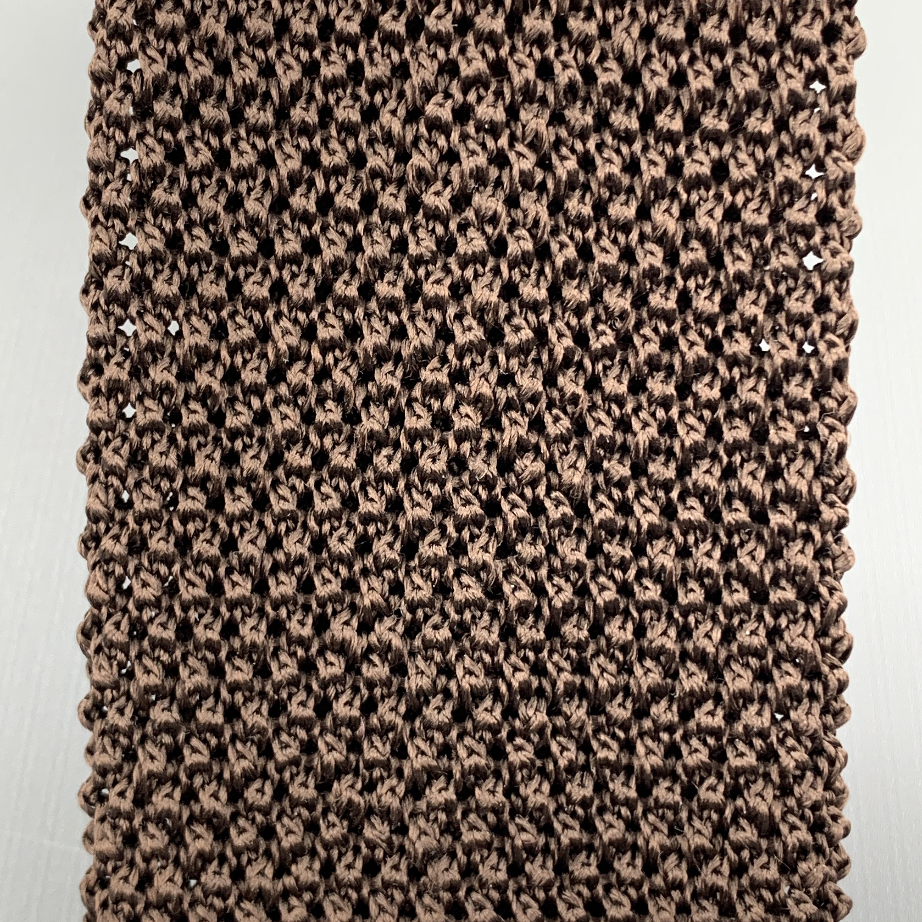 CHARVET neck tie comes in a textured silk knit with a square tip. Made in France.

Excellent Pre-Owned Condition.

Width: 2.5 in.
