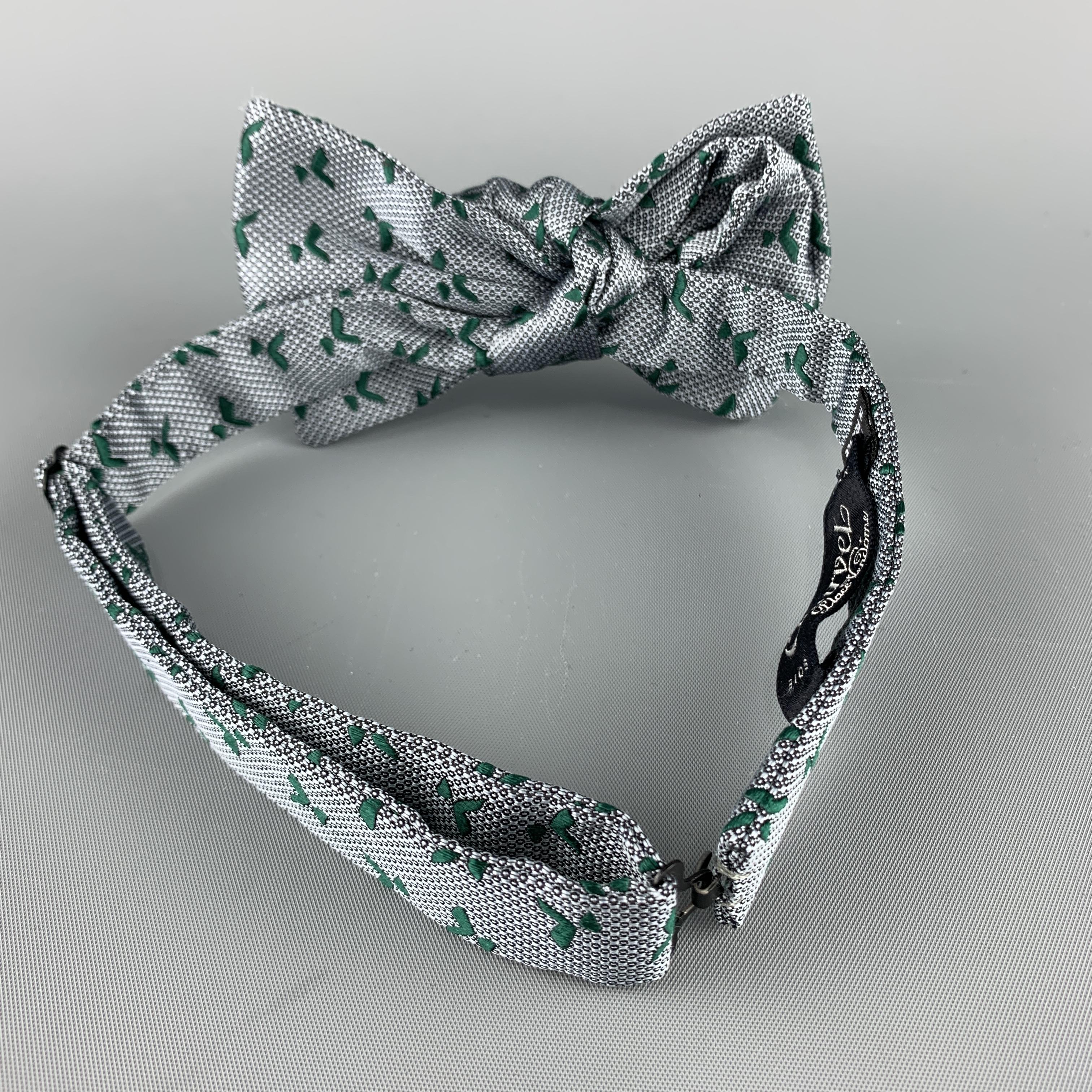 CHARVET bow tie comes in gray and green print silk with an adjustable neck. Made in France.

Excellent Pre-Owned Condition.