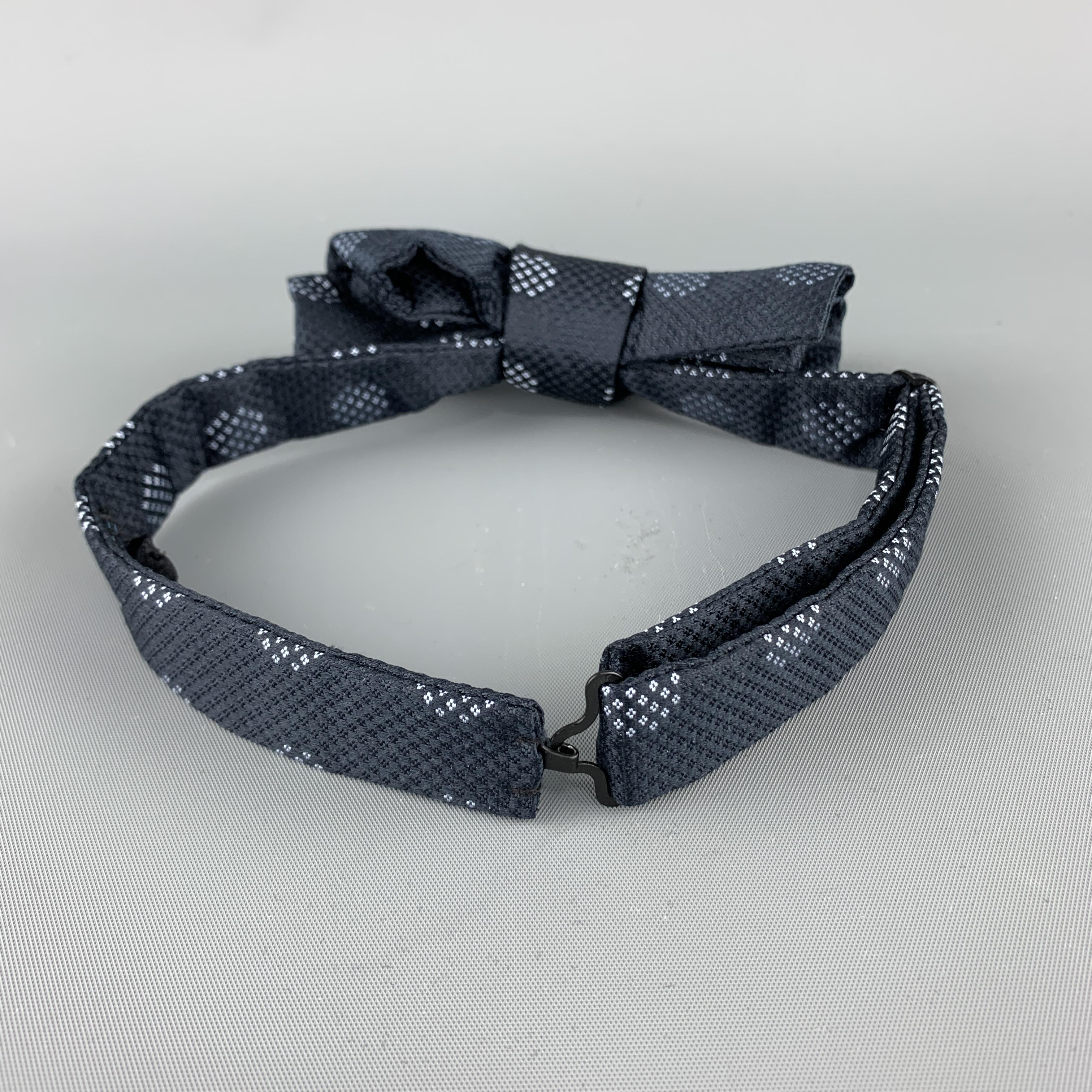 CHARVET bow tie comes in navy and white spot print silk with an adjustable neck. Made in France.

Excellent Pre-Owned Condition.

Original Retail Price: $250.00