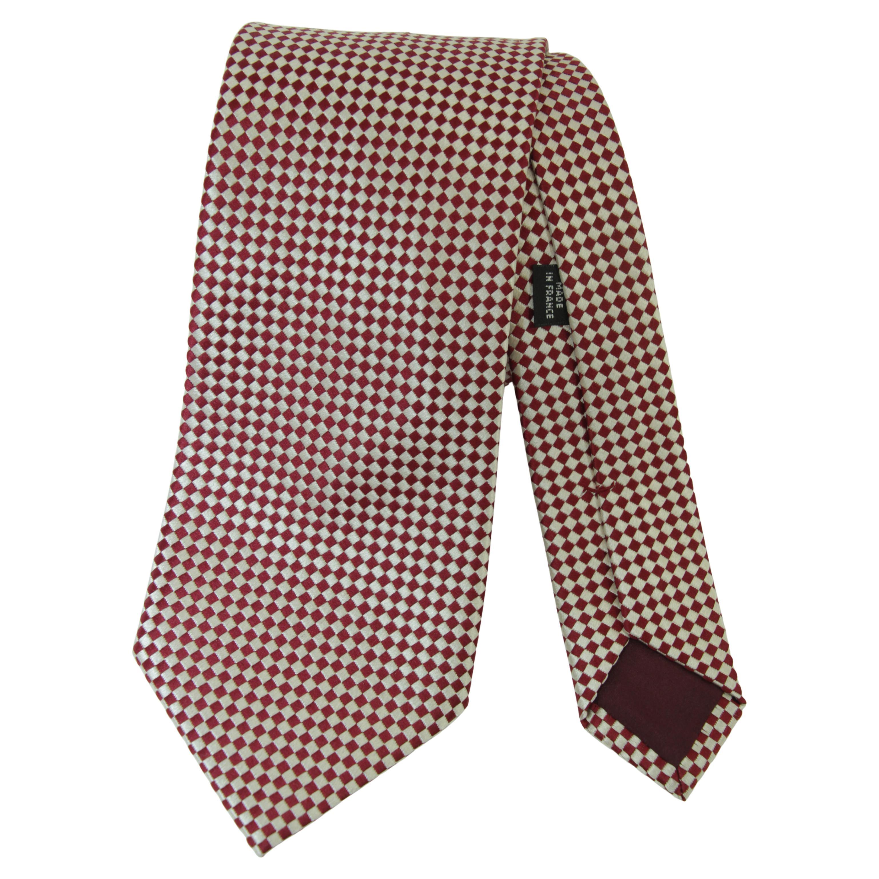 CHARVET Place Vendome Red Print Silk Tie.
The tie is 100% silk necktie from Charvet Place Vendome Paris featuring a red and silver background with geometric designs.
Made in France. Place Vendome Paris.
Good Pre-Owned Condition.
Measurements: 57