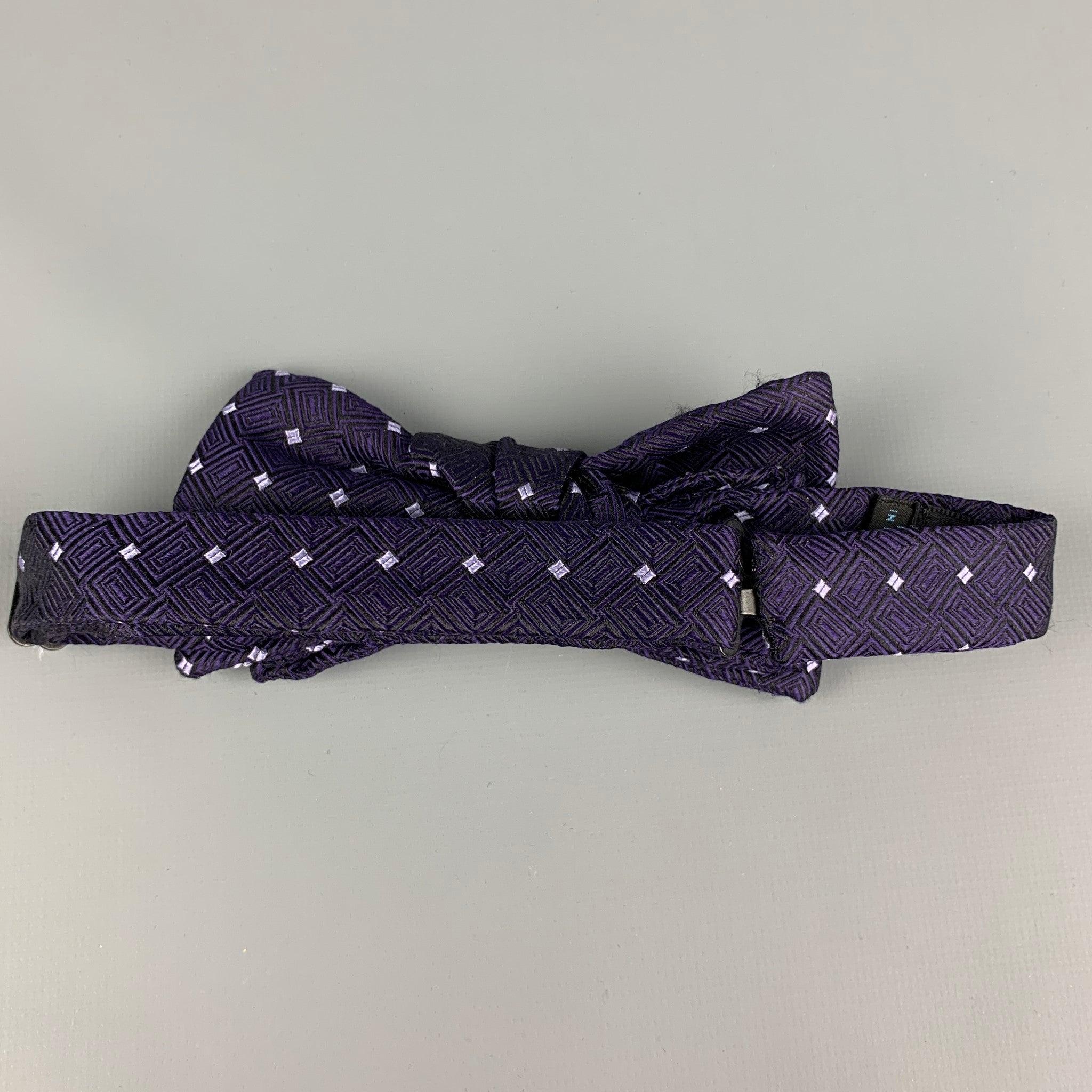 CHARVET bow tie in a purple & white square print silk jacquard with a hook & loop closure. Made in France.Very Good
Pre-Owned Condition. 

Measurements: 
  Width: 2.5 inches 

  
  
 
Sui Generis Reference: 136557
Category: Tie
More Details
   